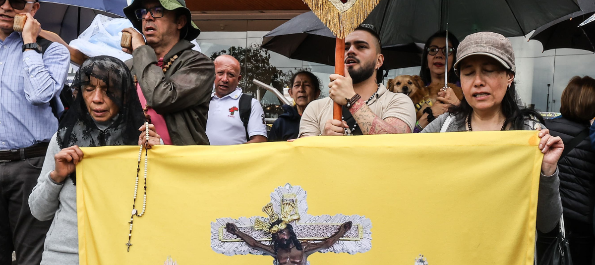 Un grupo de seguidores realizan una oración por la salud del senador y candidato presidencial Miguel Uribe.