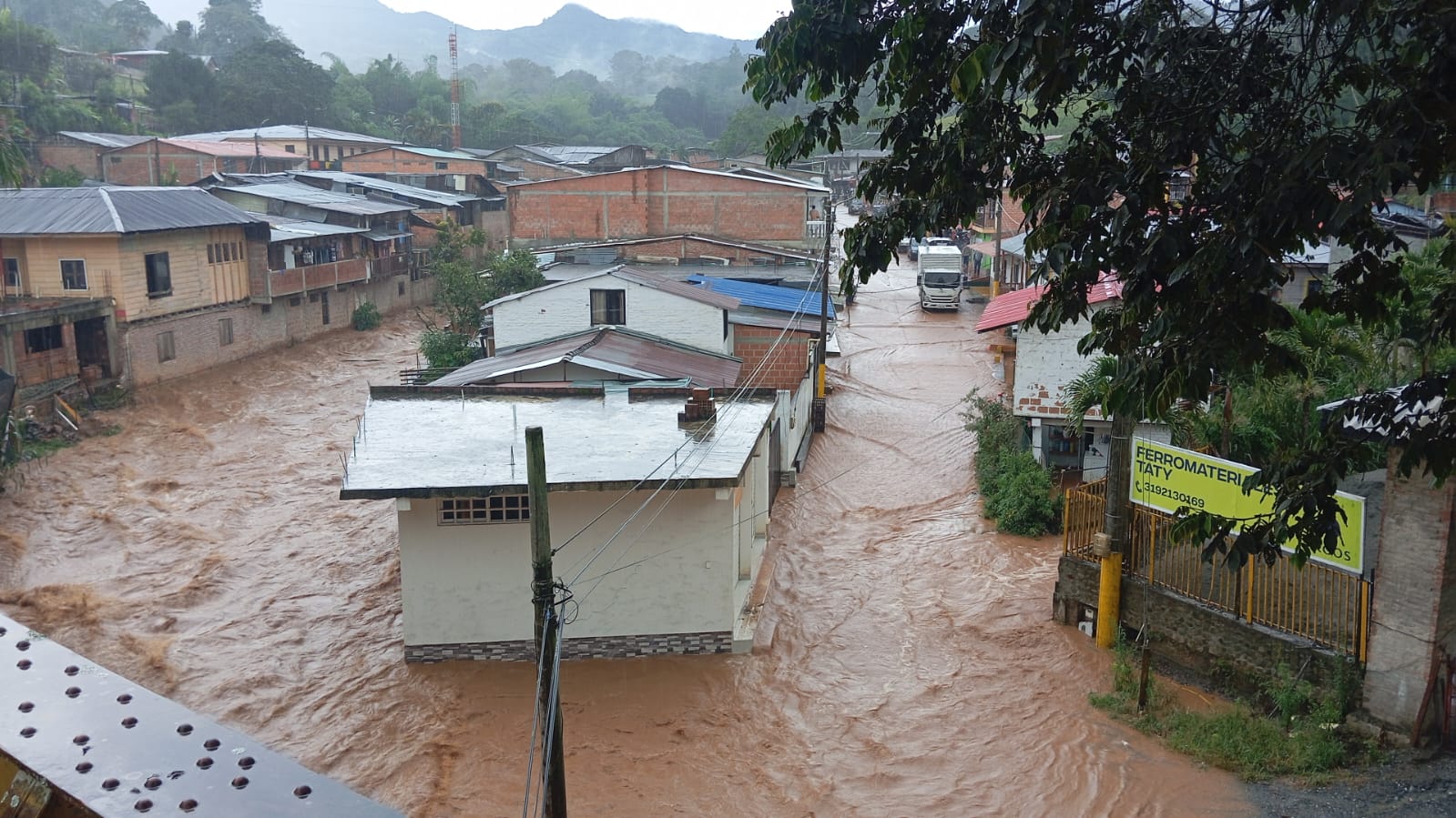 Inundaciones por el desbordamiento del río bitaco, en la cumbre, este 14 de junio.