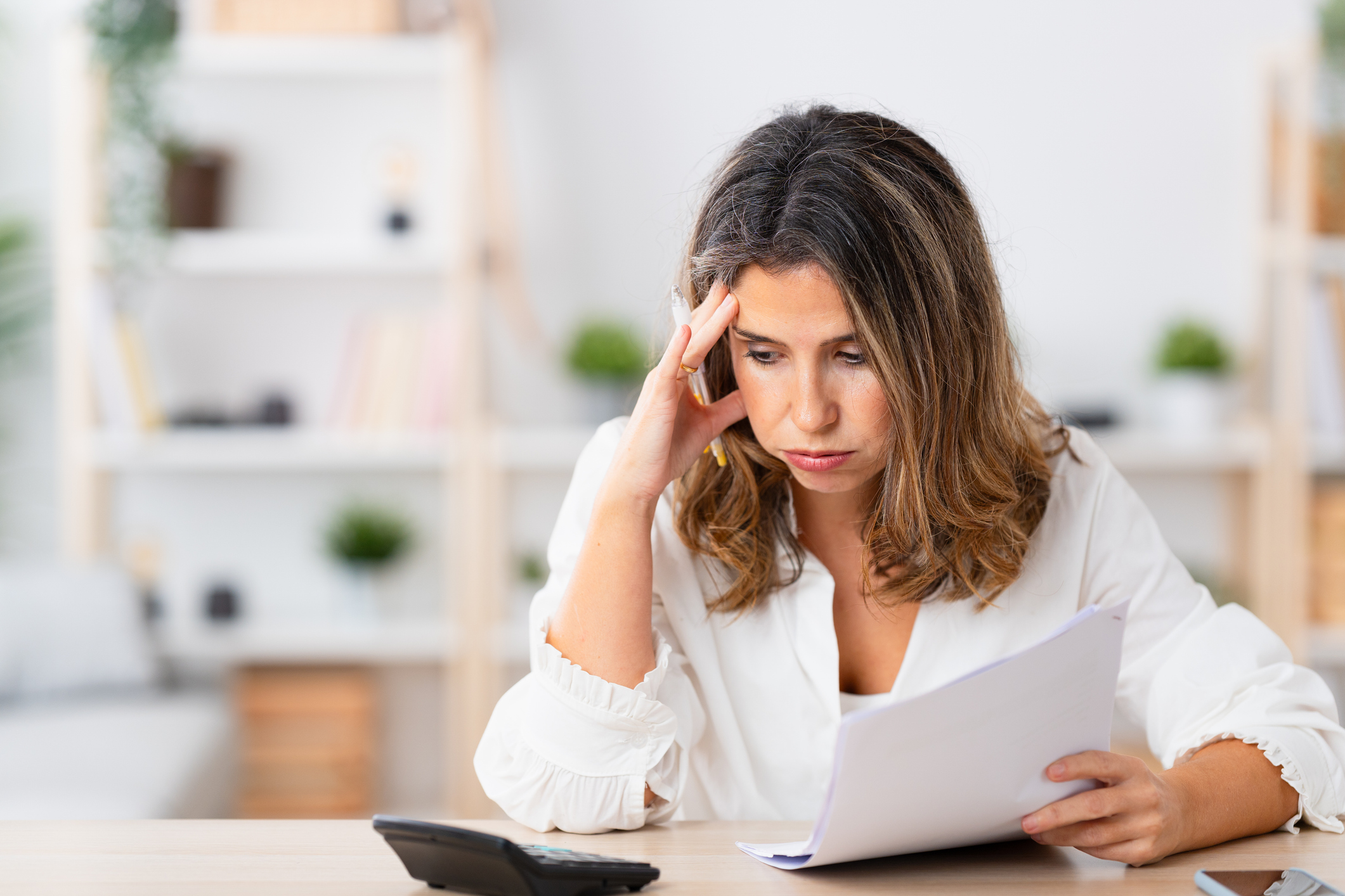El estrés financiero impacta la salud mental, la autoestima y las relaciones personales.