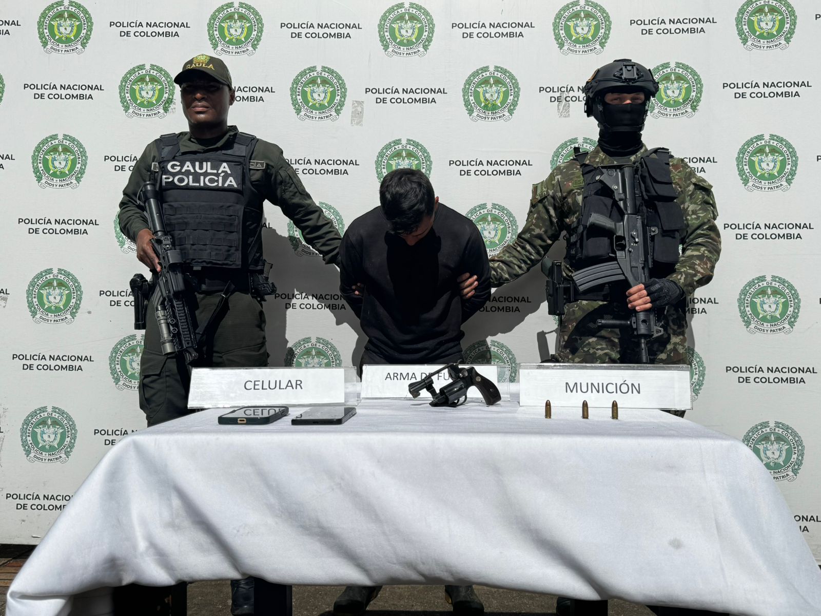 A 'Monocuco' se le incautaron un revólver Corto con tres Cartuchos, un teléfono Celular y un Panfleto alusivo a Las Farc.