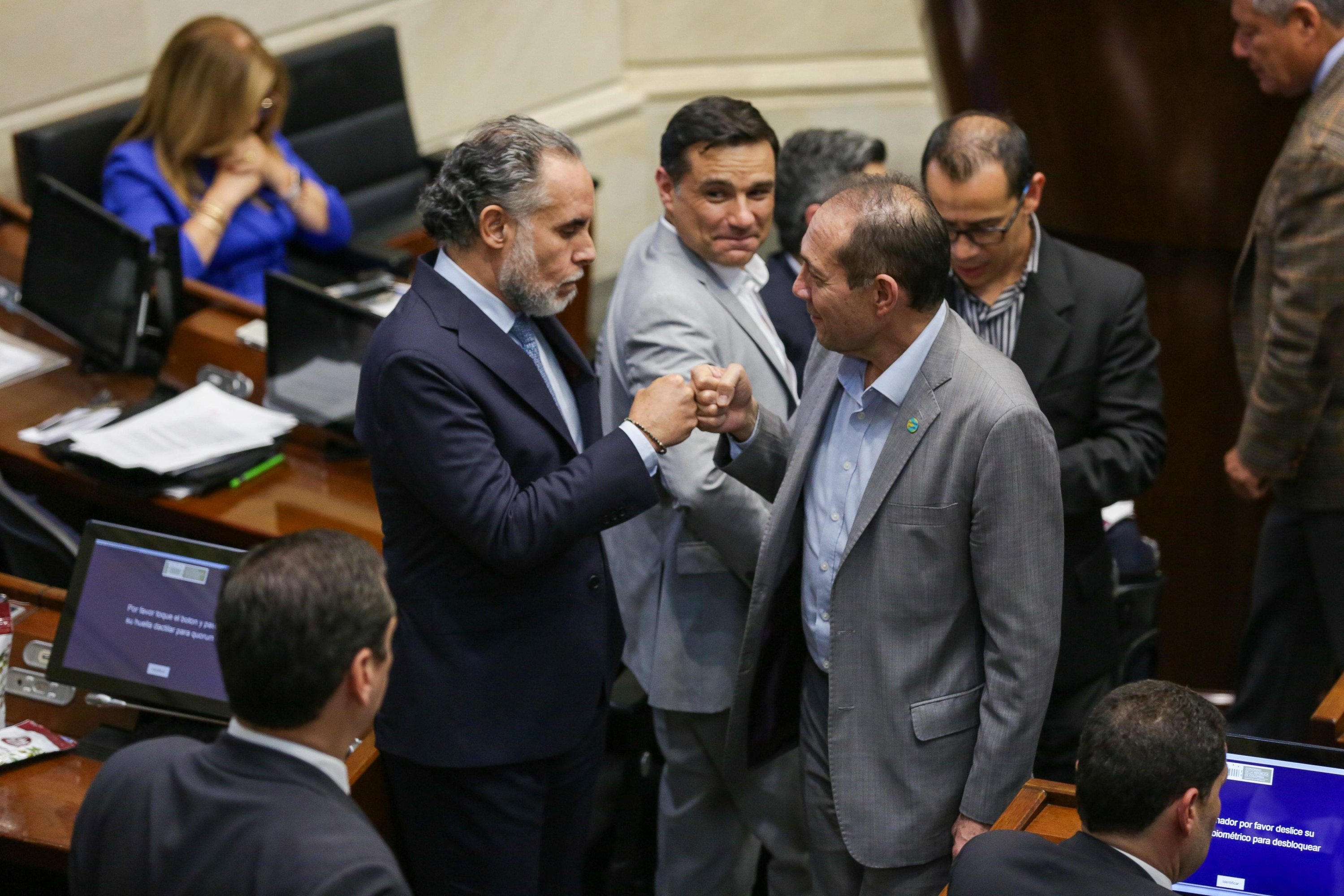 Armando Benedetti y Antonio Sanguino celebran la aprobación de la reforma laboral en Senado.