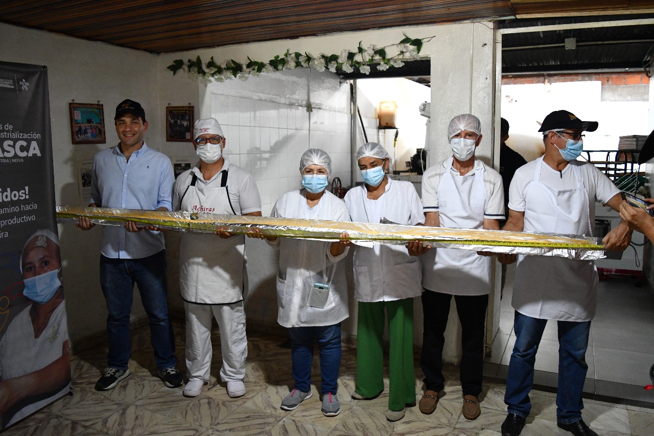 El Proceso de Mezclado de Ingredientes como Queso Fresco, Harina de Sagú, Panela, Sal y Mantequilla.