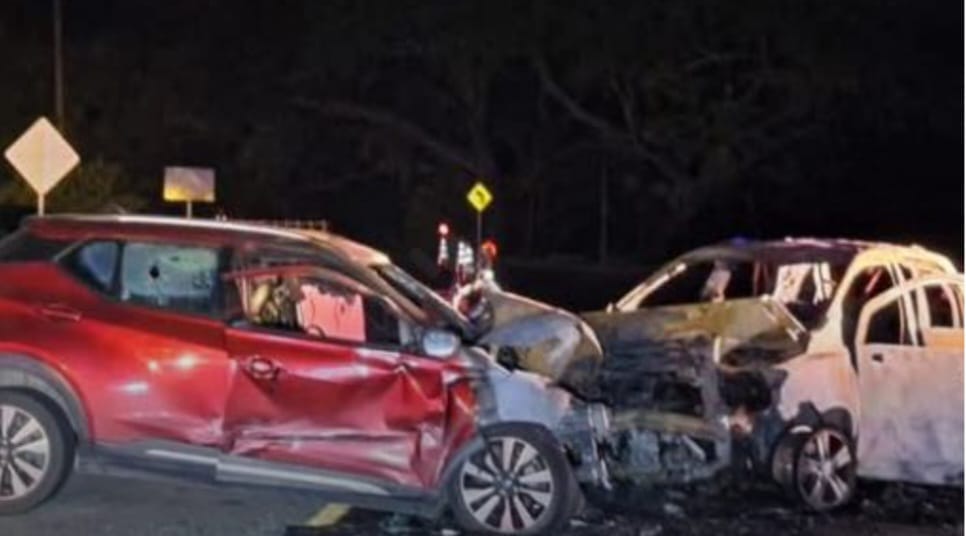 El accidente dejó una persona una persona muerta y cuatro heridos. VIDEO DE PRESIONES MUSTRA CÓMO SE QUEMA UN VEHÍCULO.