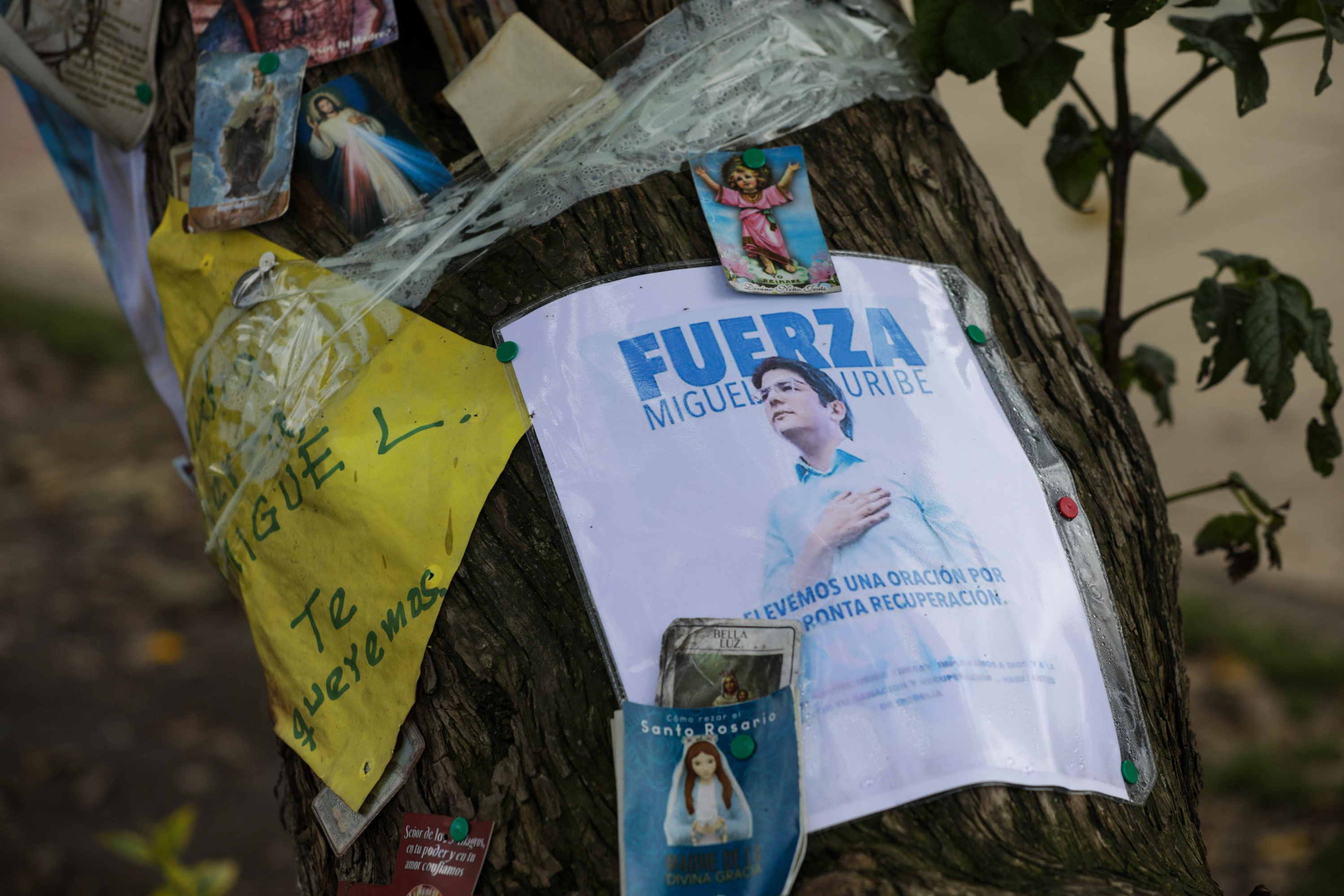 En el Parque El Golfito, Donde Fue Atentado El Senador Miguel Uribe, Transeútes se acercan para del receptor una plegaria o encender una vela.
