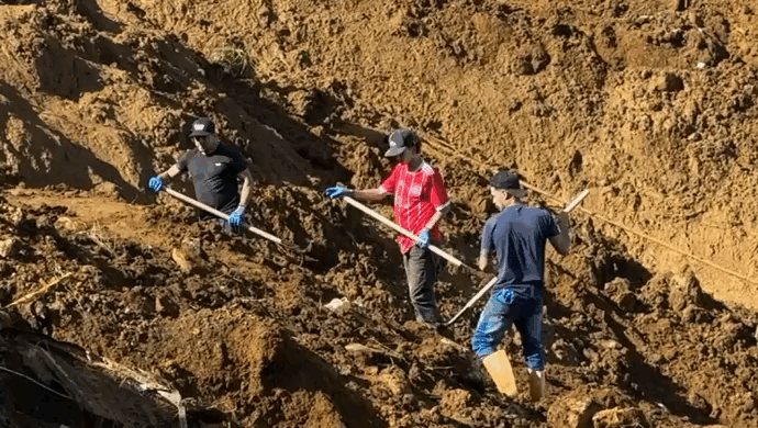 Los habitantes de la vereda Granizal, en Bello (Antioquia), buscan a sus seres queridos bajo tierra tras emergencia.