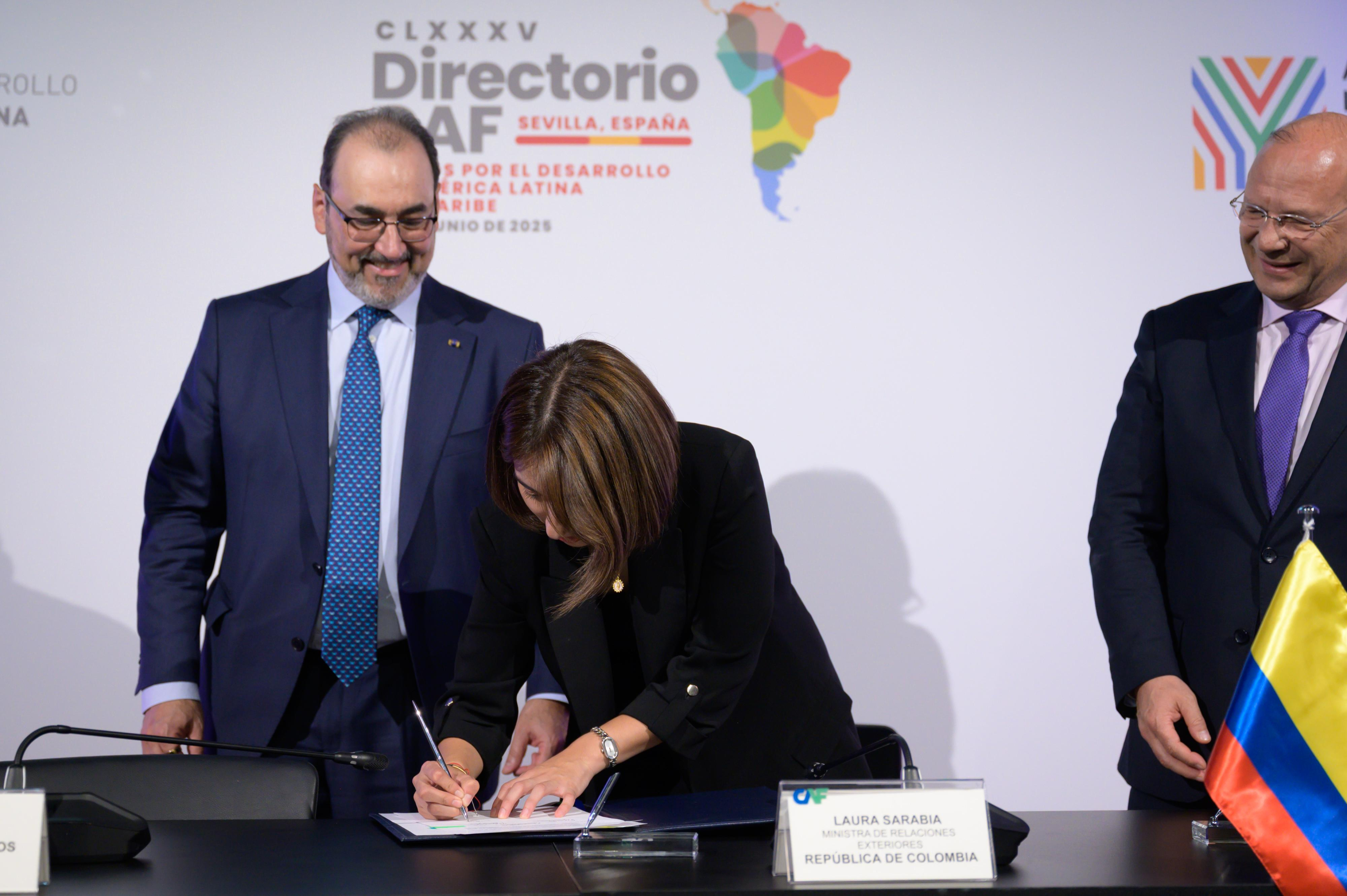 Sergio Díaz-Granados, presidente ejecutivo de CAF, junto a la canciller Laura Sarabia.