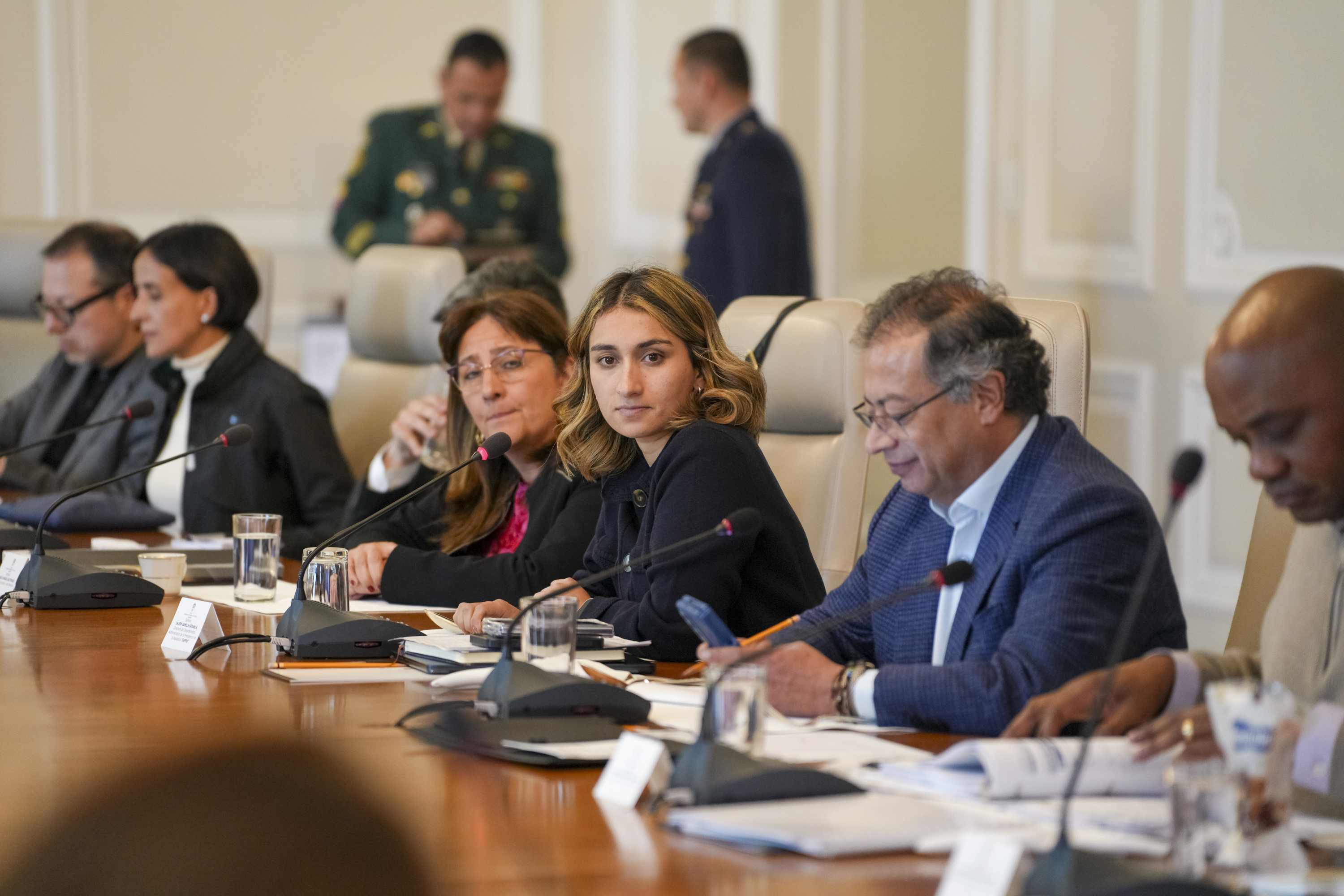 Laura Sarabia y el presidente Gustavo Petro en un consejo de ministros.