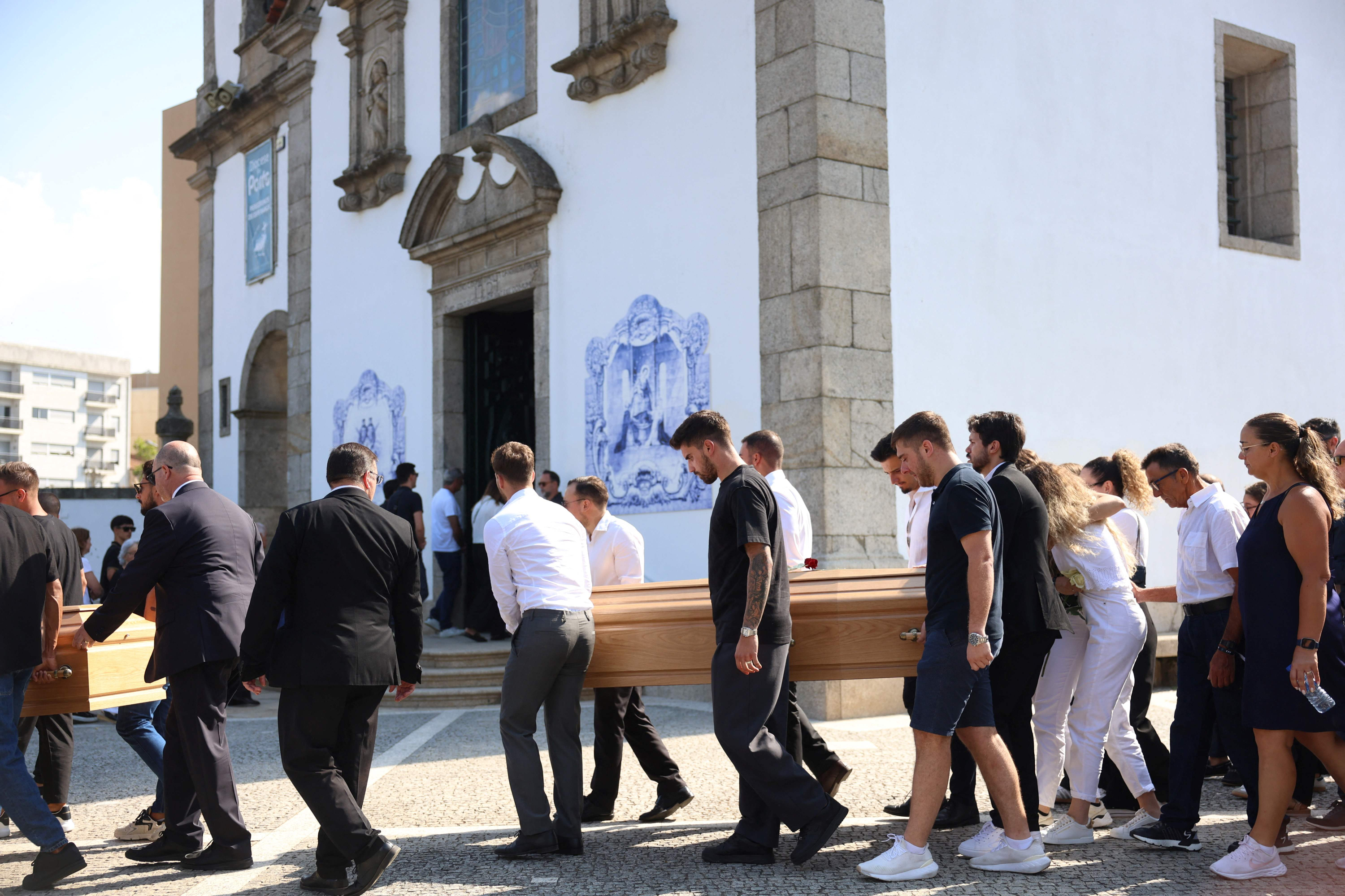 Jugadores ingresan los féretros a la iglesia