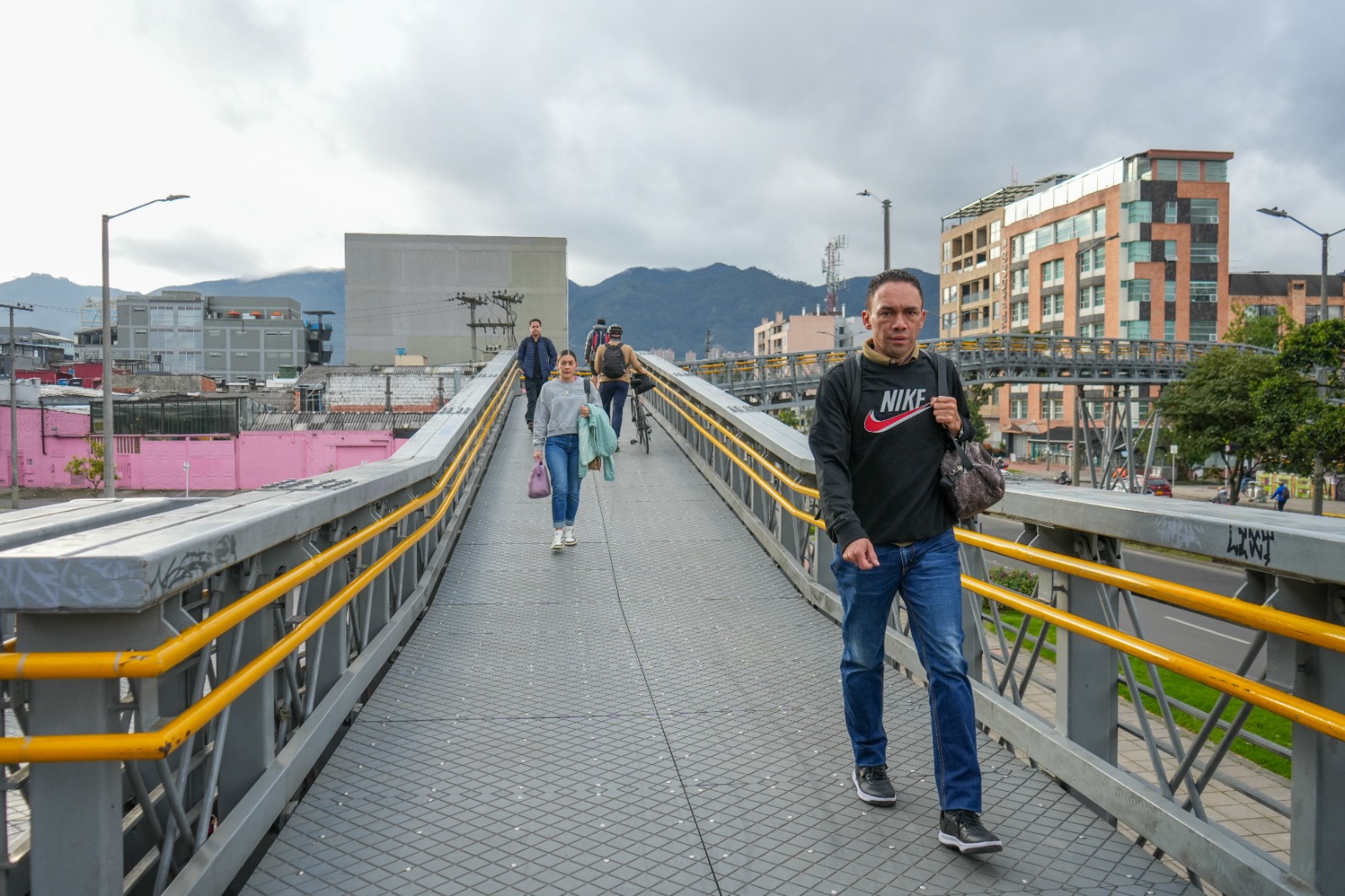Puente Peatonal del Parque de Los Novios, Donde se Adelanta El Reemplazo de Pisos Metálicos por Polipropileno.