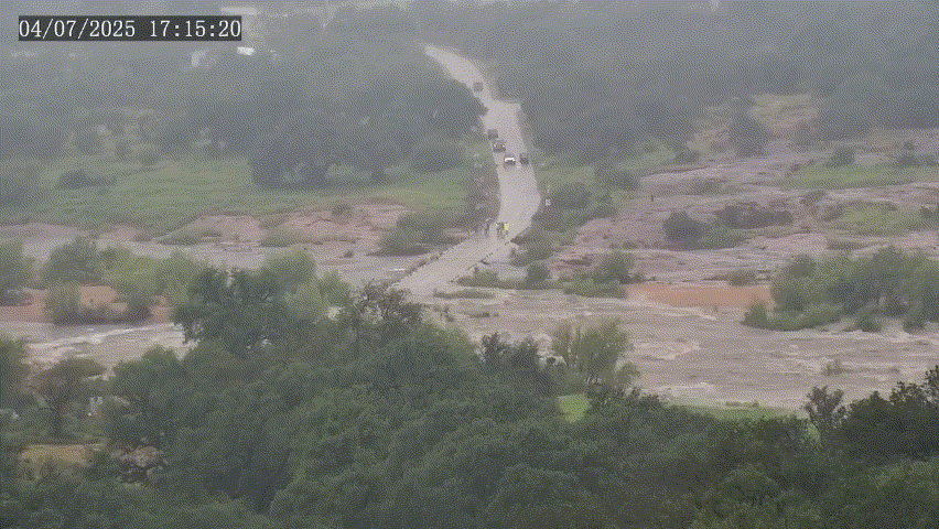 Ríos crecidos devoran carreteras en medio de letales inundaciones en Texas