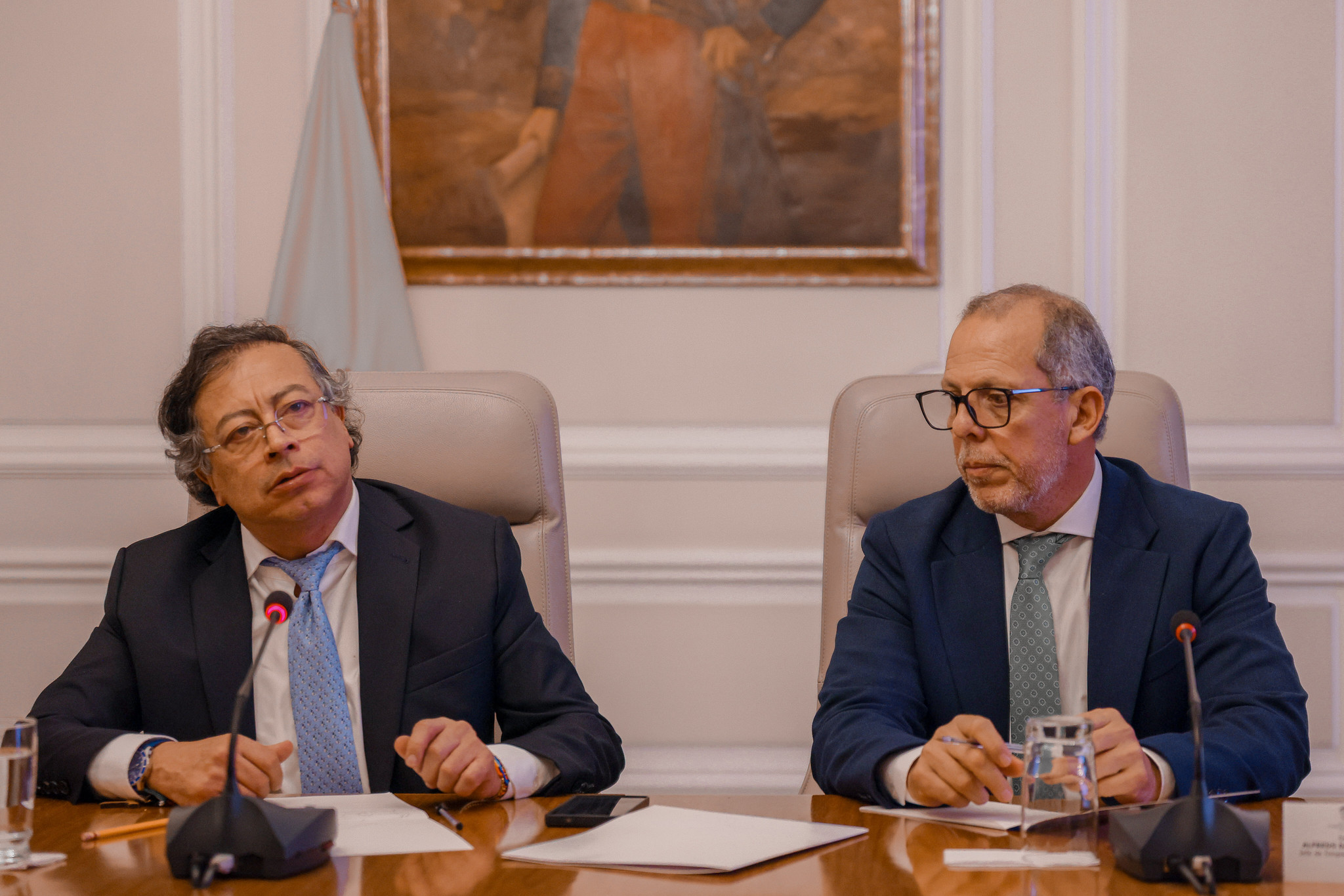 El presidente Gustavo Petro junto con Alfredo Saade, jefe de gabinete.