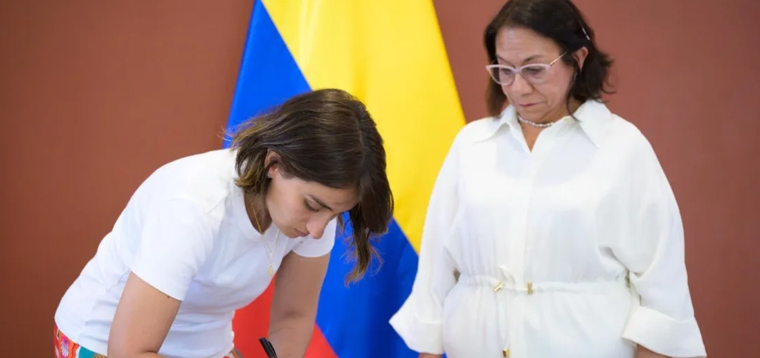 Laura Sarabia Junto a la Vicecanciller Rosa Villavicencio