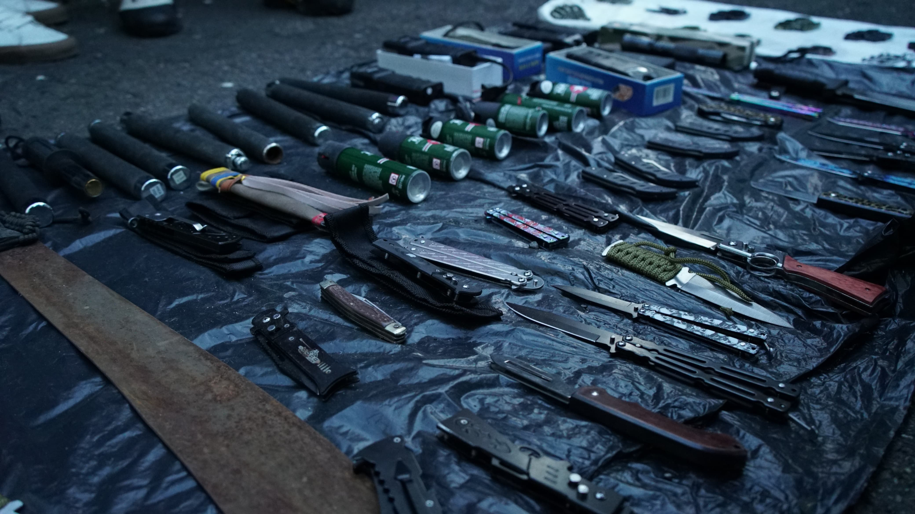 Tasers, Armas Blancas y Gas Pimienta Hallados Durante El Opericio.