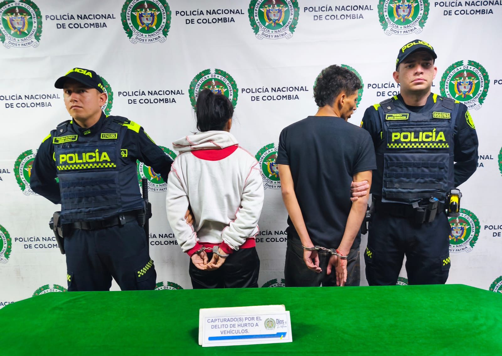 Uno de los detenidos presenta ocho anotaciones judiciales por diferentes delitos, según confirmó la policía.