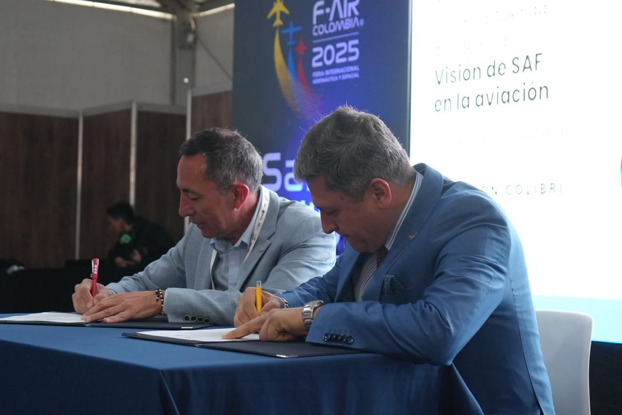 Ricardo Roa, presidente de Ecopetrol, y el brigadier general Jose Henry Pinto, director de la Aeronáutica Civil, firmaron el memorando Entendimiento para impulsar desarrollo de los Combustibles Sostenibles de Aviación en Colombia