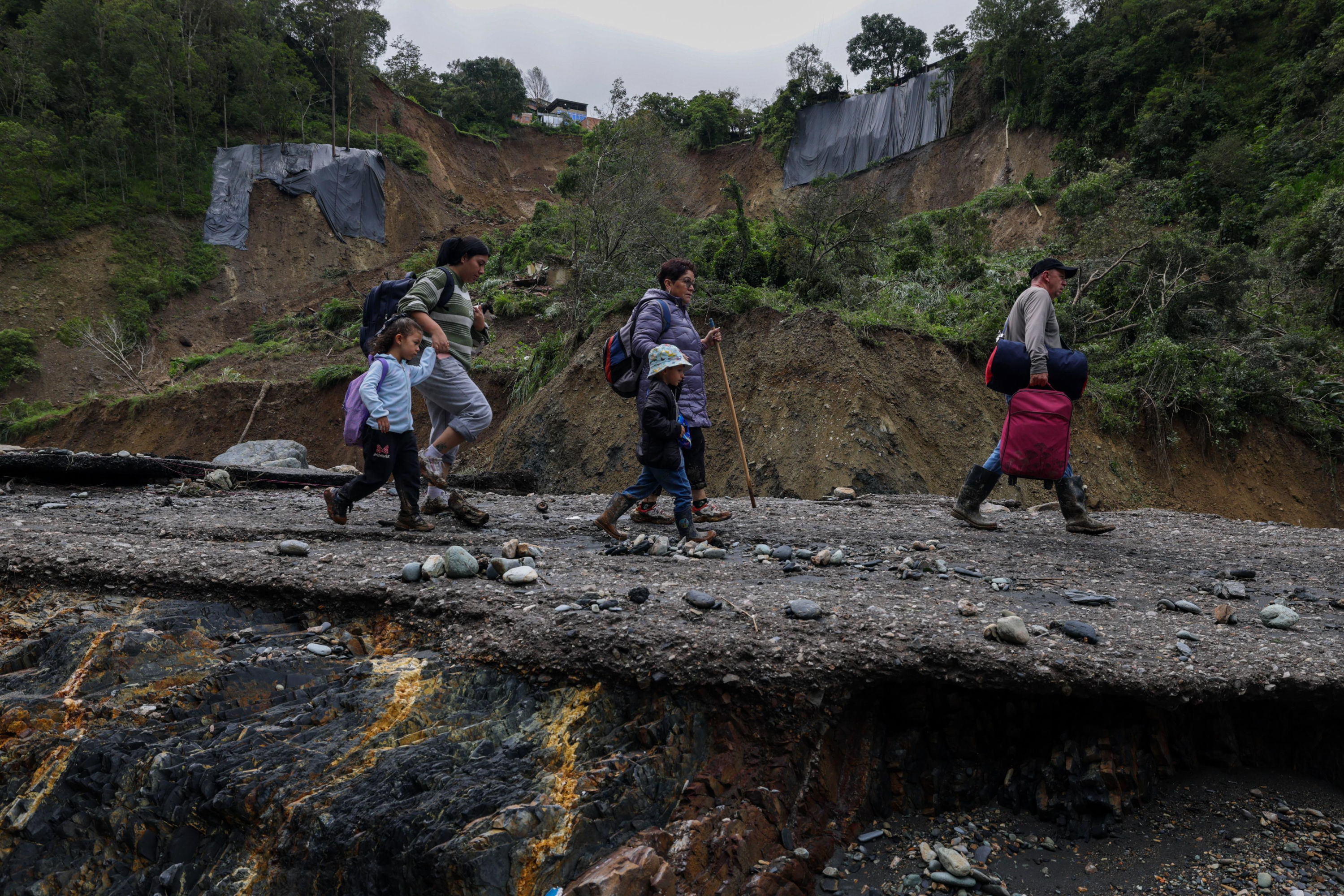 Habitantes Desalojan El Municipio por Temor A Nuevos Derrumbes.