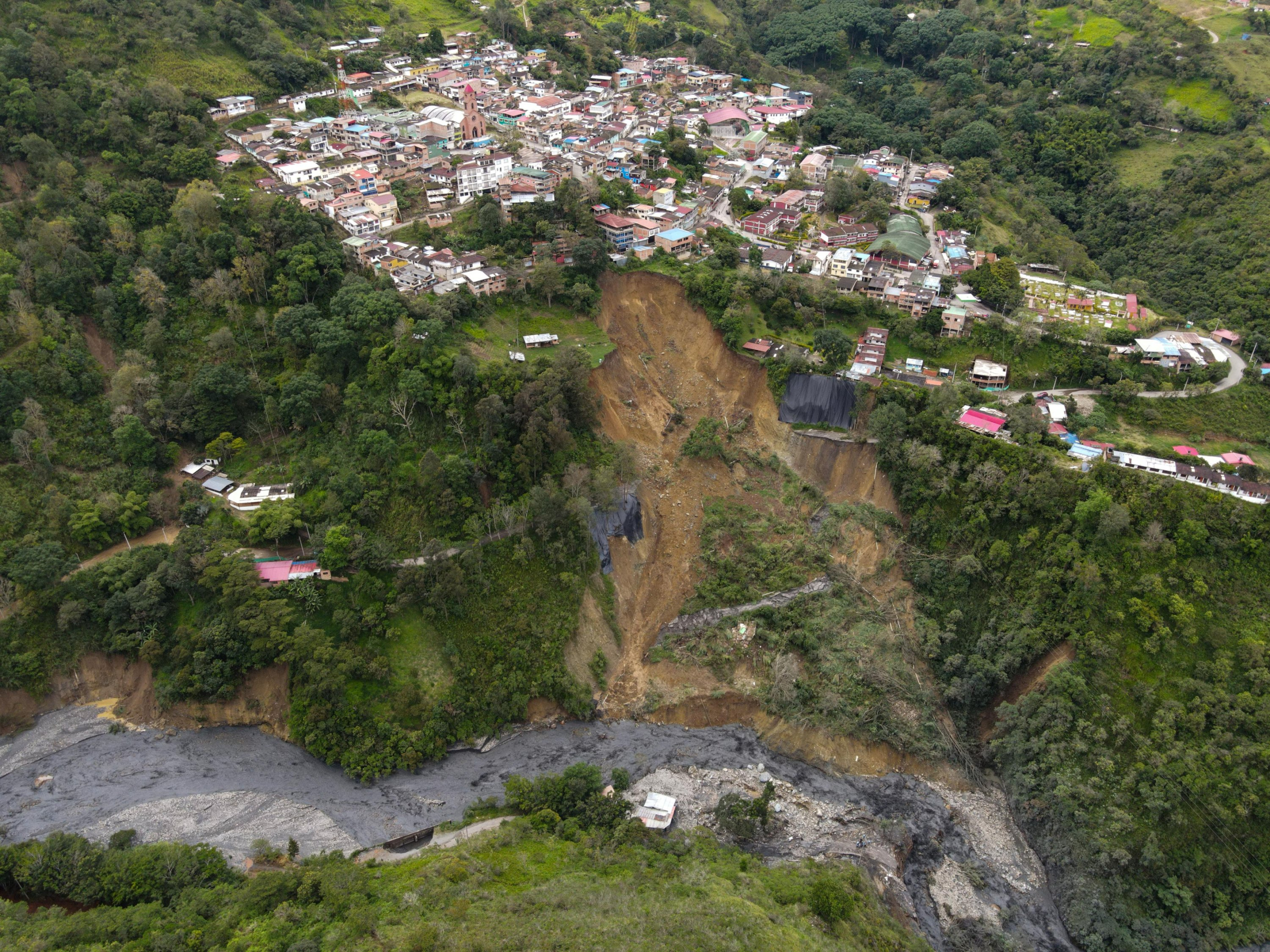 Vista Aérea de Quetame y El Derrumbe en Algodonal.