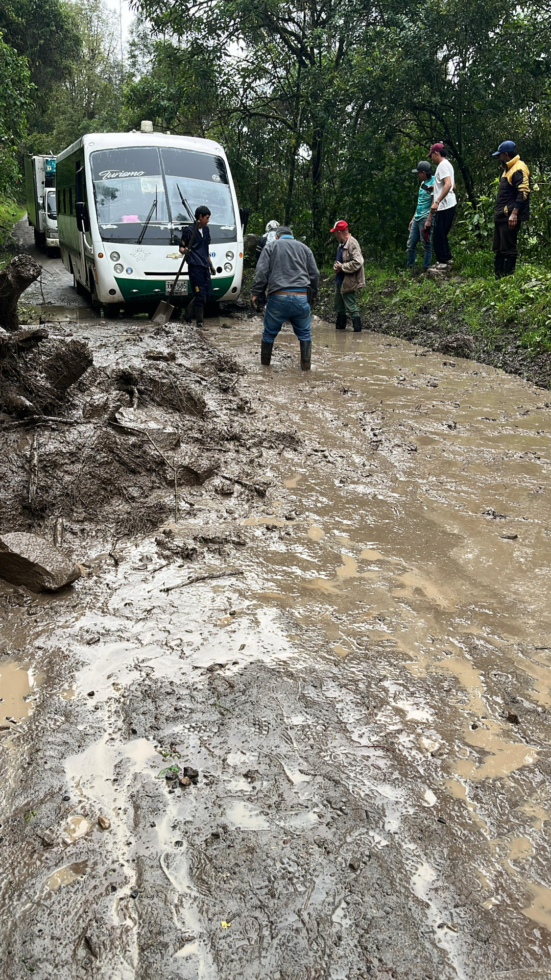 En la vereda la Polonia un Derrumbe Bloqueó por por completo la Vía Directora Hacia Mundo Nuevo.