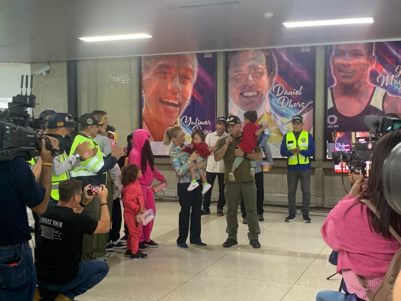 Migrantes liberados de megacárcel en El Salvador llegan a Venezuela tras canje con Estados Unidos