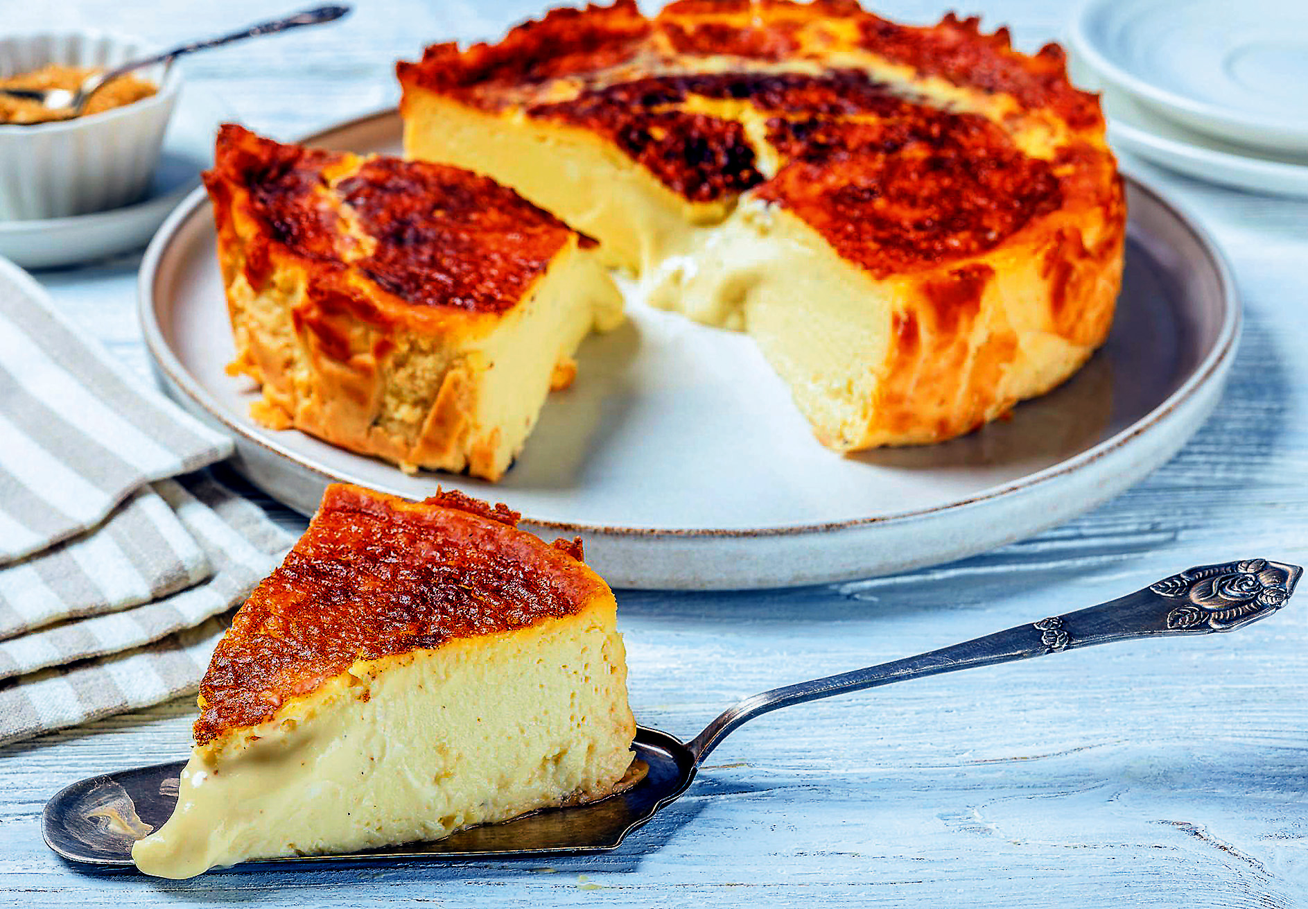 La tarta de queso está hecha a base de queso crema, crema de leche, huevos, azúcar y una pizca de harina.