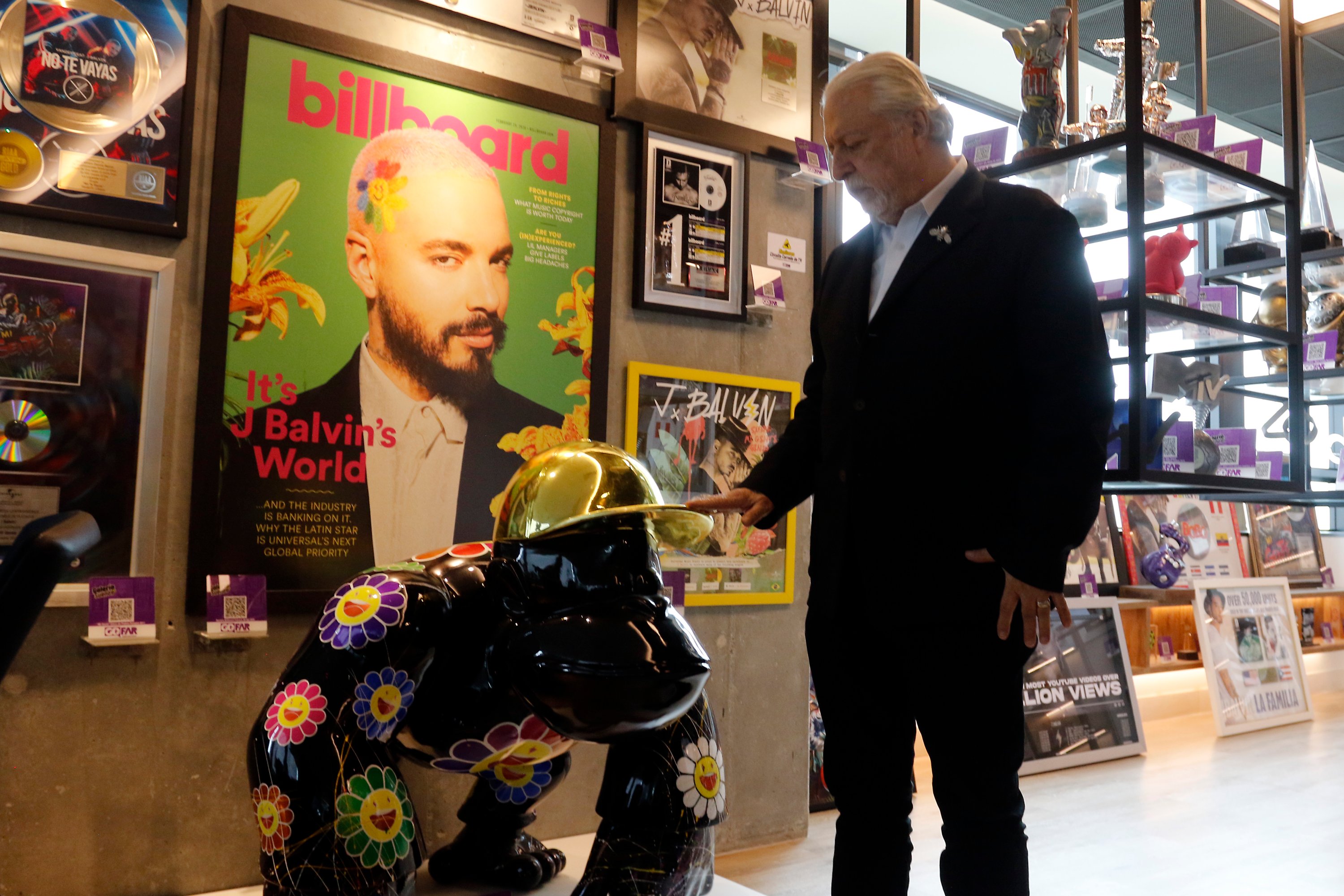 Este Espacio Alberga Más de 400 Galardones, Entre Ellos una vez Billboard de la Música latina, Cinco Grammy Latinos, y Trofeos de Mtv y Premios nuestra tierra de J Balvin.