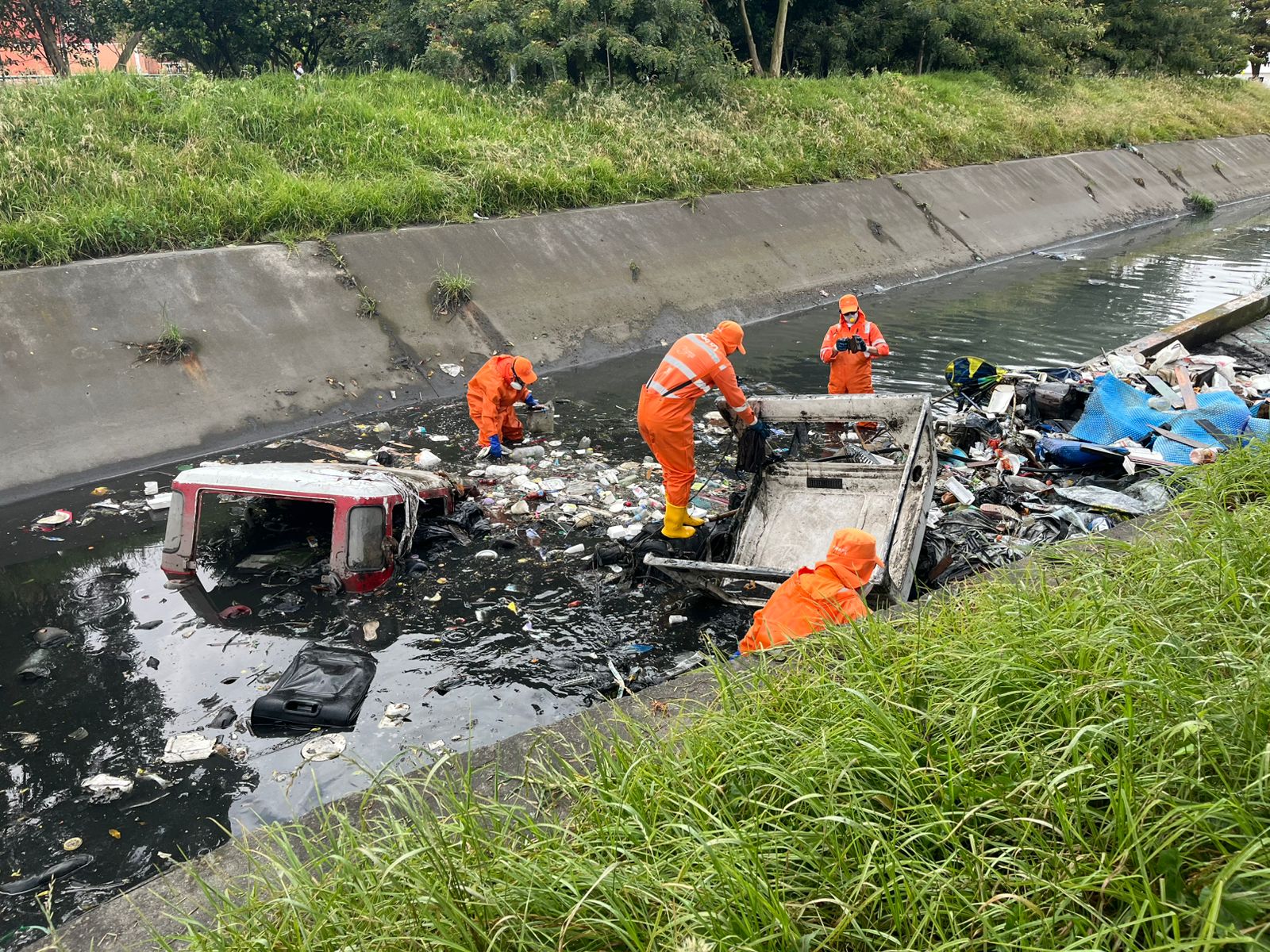 Una de las Carcasas Halladas en el Canal Ángeles, Convertida en Chatarra y Rodeada de DeSechos.