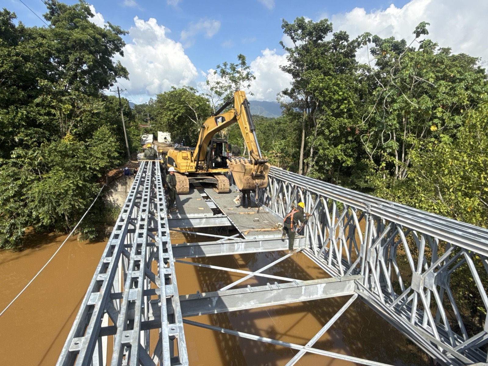 Momentos de la instalación del puente militar.