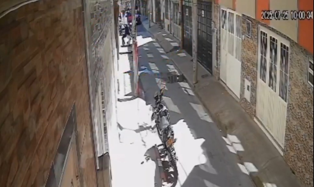 Momento en el que el dueño de la moto que iba a ser robada cae sobre uno de los ladrones.
