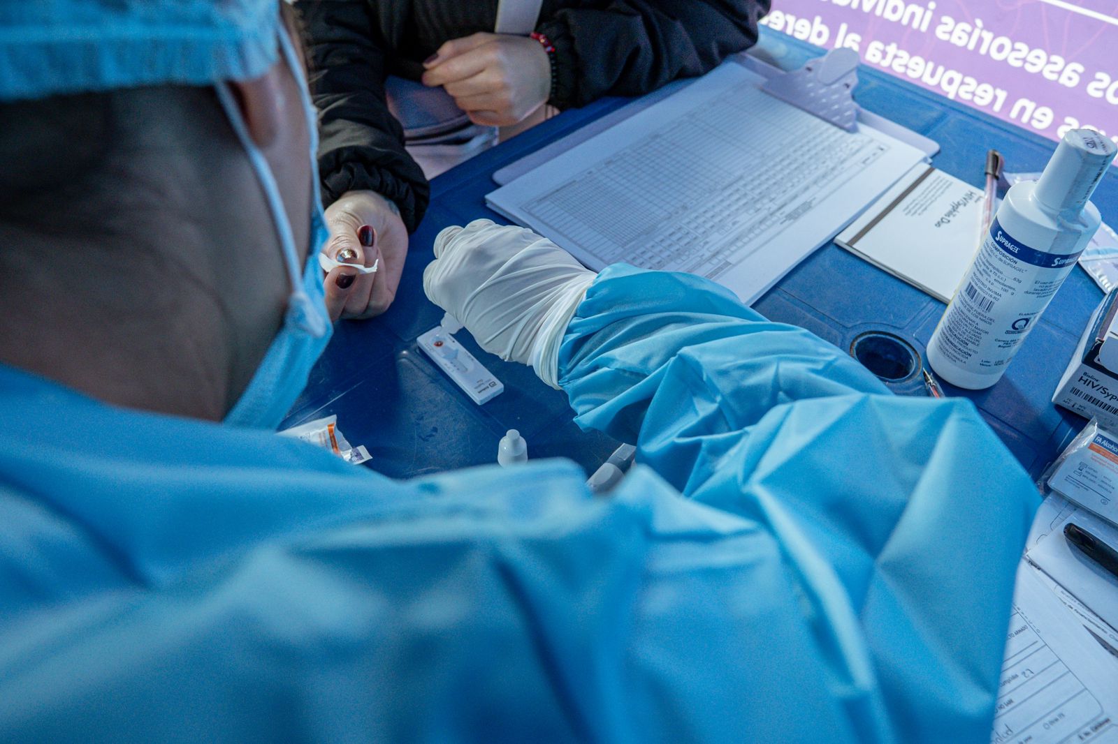 Pracownicy służby zdrowia pobierający próbki do badań na obecność zapalenia wątroby i wirusa HIV podczas wydarzenia charytatywnego w Bogocie.