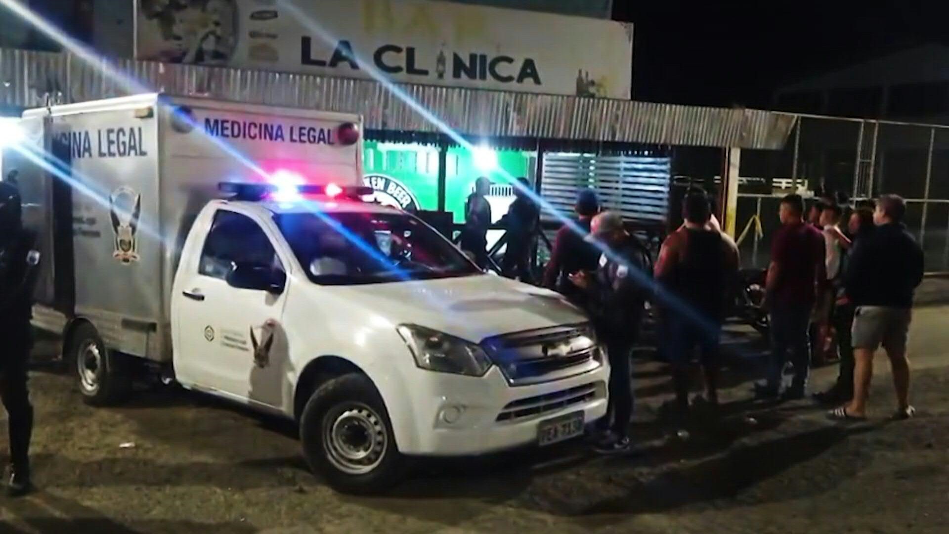 Imágenes del lugar donde al menos 14 civiles fueron asesinados en dos ataques en una zona costera de Ecuador, según la policía.