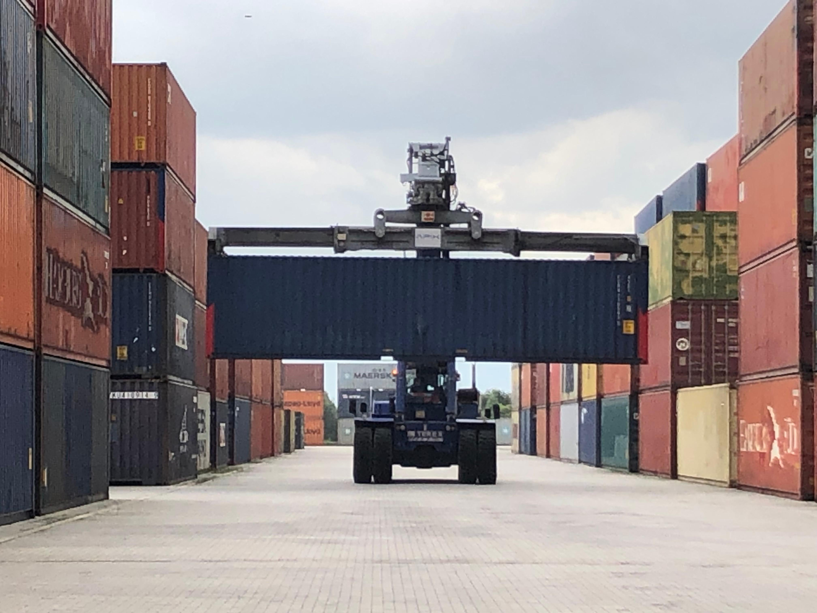 Contenedores en grúa