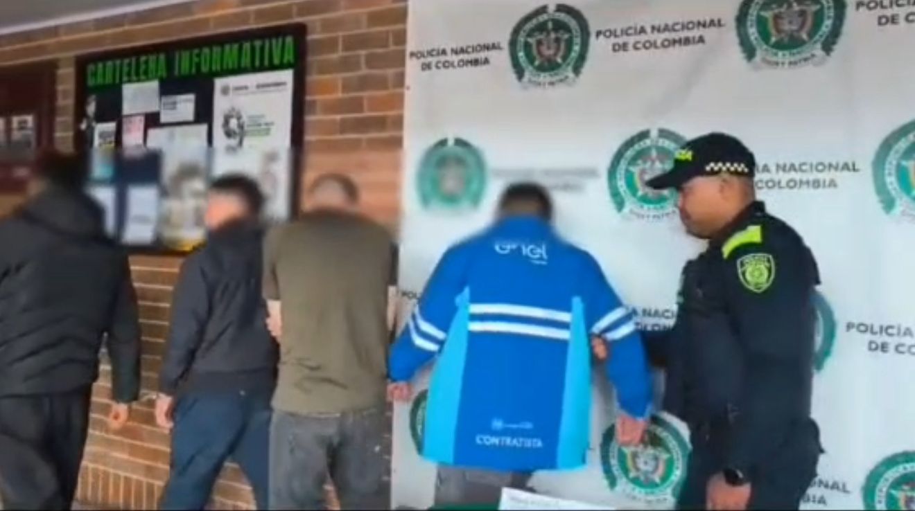 Uniformes, carnets falsos y un arma de fUEgo fueron incautados durante la captura.