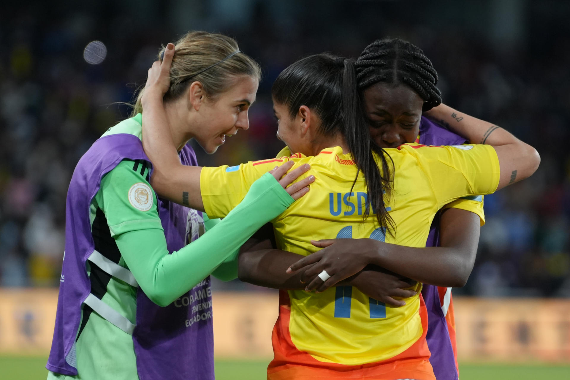 Catalina Usme (c) and Catalina Pérez (l) of Colombia celebrate a goal this Saturday, during the final of the Copa América Femenina between Colombia and Brazil at the Rodrigo Paz Delgado stadium in Quito (Ecuador).
