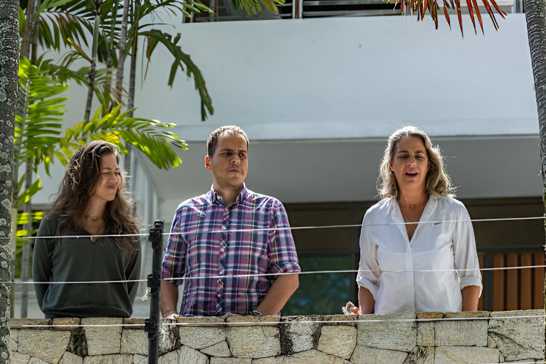 De izq. a der.: Claudia Macero, Pedro Uchurrurtu y Magalli Meda estuvieron asilados en la embajada argentina por más de un año.