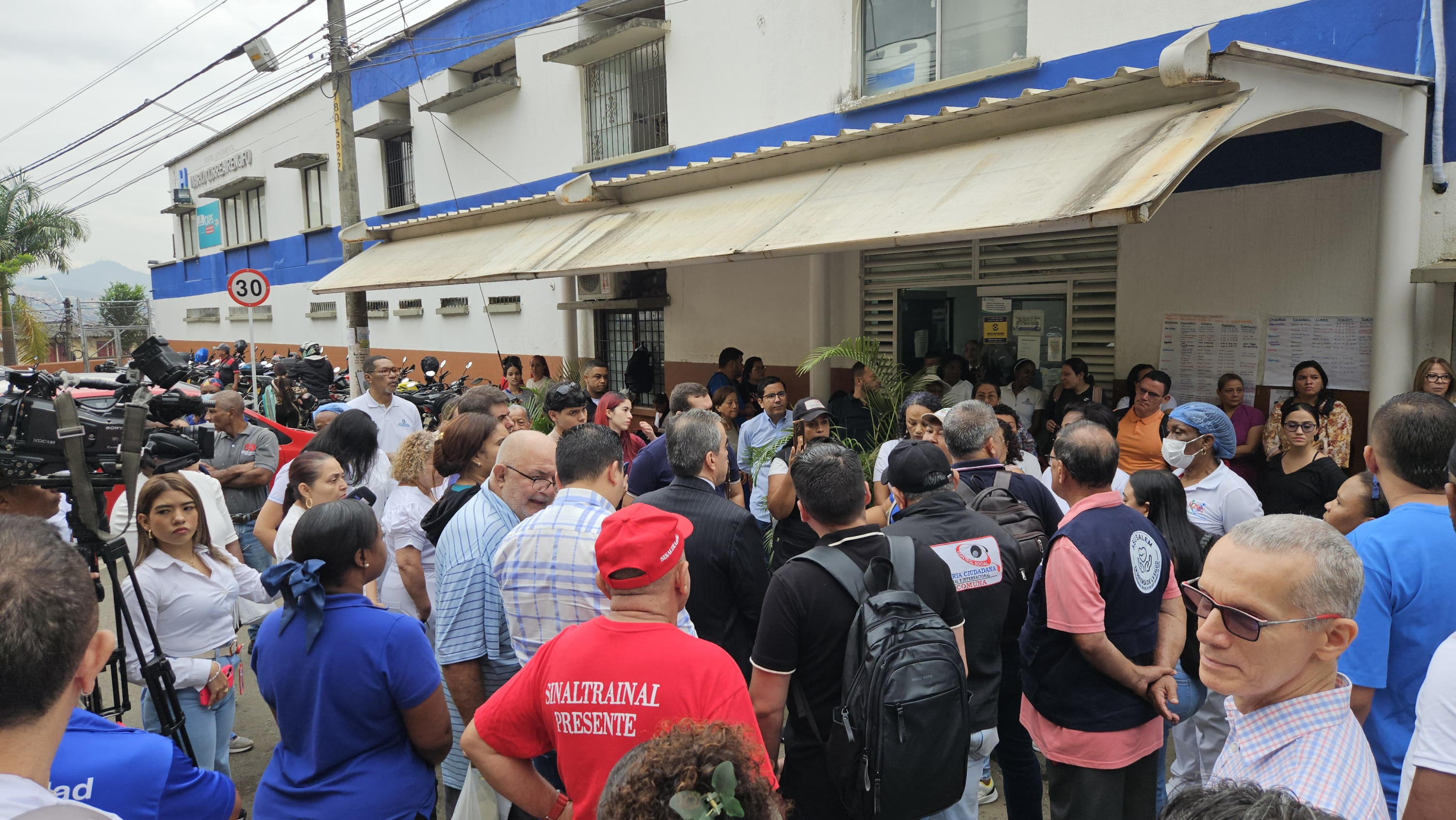 Multitud Afuera del Hospital Mario Correa Rengifo de Cali.