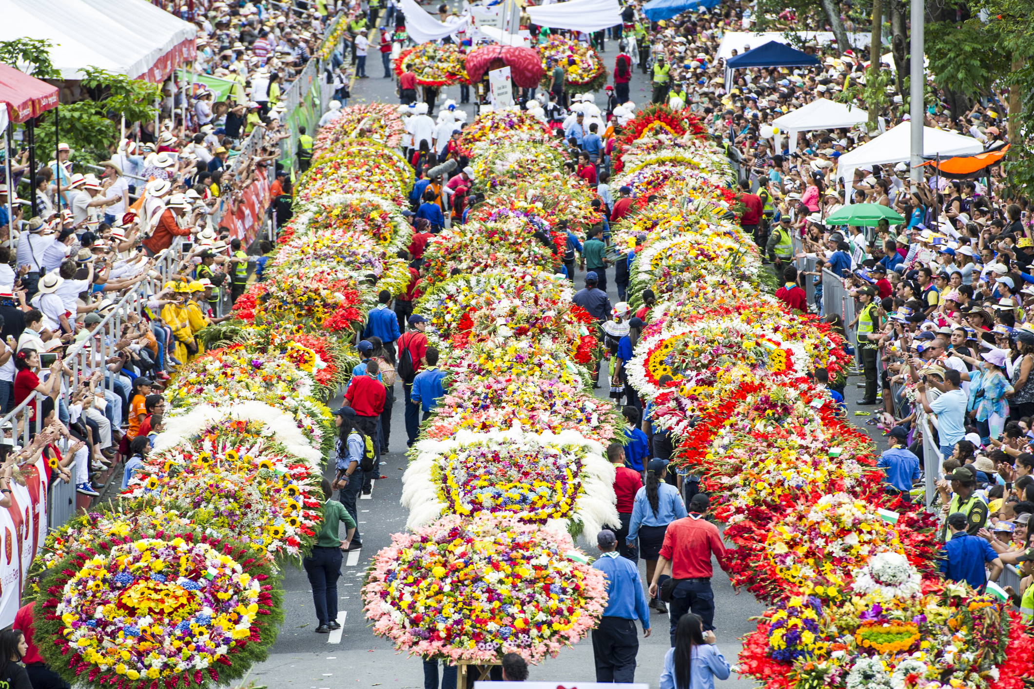 La Feria de Las Flores Comenzó en Los Antiguos Mercados Campesinos de Finales del Siglo XIX, A Donde Llegaban Campesinos A Ofrecer Sus productos.