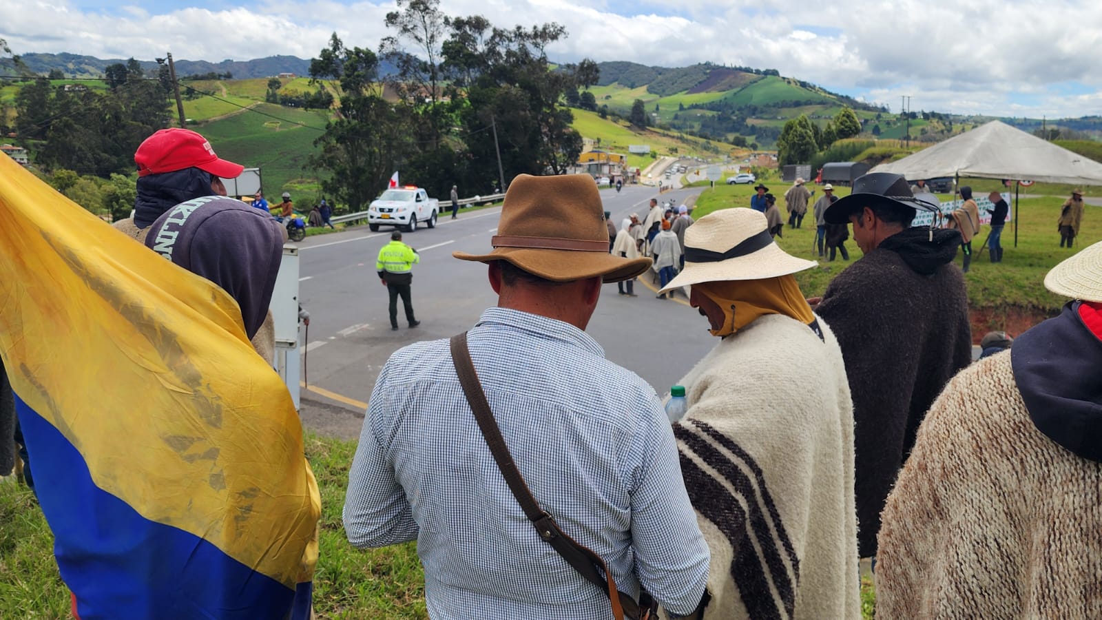 Según El Comandante de la Policía de Boyacá, en los 20 minutos que habilitó el paso en los dos Puntos de Bloqueo Alcanzaron A Transitar Cerca de 5.500 Automotoros Que Estaban Represados.
