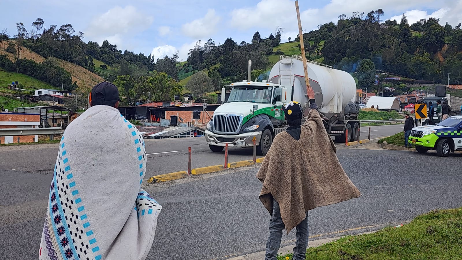 Según El Comandante de la Policía de Boyacá, en los 20 minutos que habilitó el paso en los dos Puntos de Bloqueo Alcanzaron A Transitar Cerca de 5.500 Automotoros Que Estaban Represados.