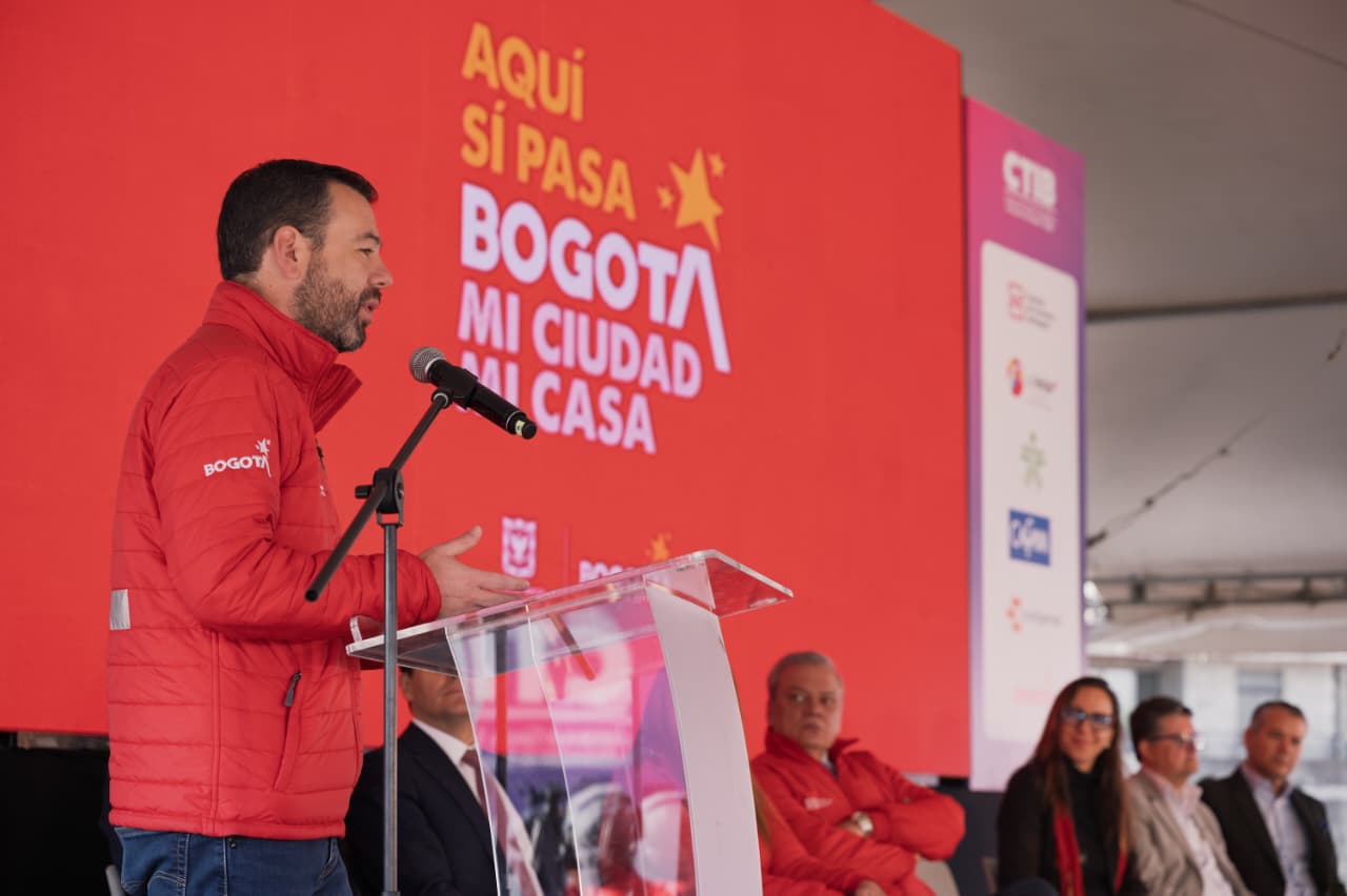 Alcalde Carlos Fernando Galán en la presente del proyecto.