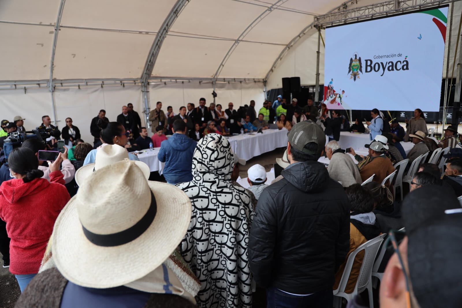 Desde las 4 de la mañana del lunes un grupo de unos 400 habitantes de páramo que se hacen llamar parameros, han mantenido la doble calzada entre Bogotá y Tunja, a la altura del Puente de Boyacá cerrada y este miércoles instalaron mesa de diálogos con gobierno nacional.