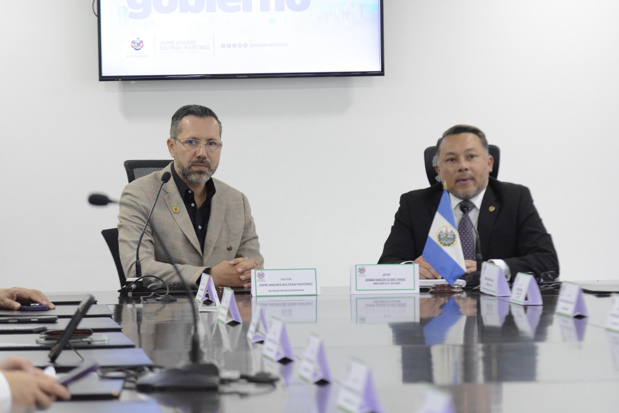Jaime Beltrán Con Emjador de Salvador