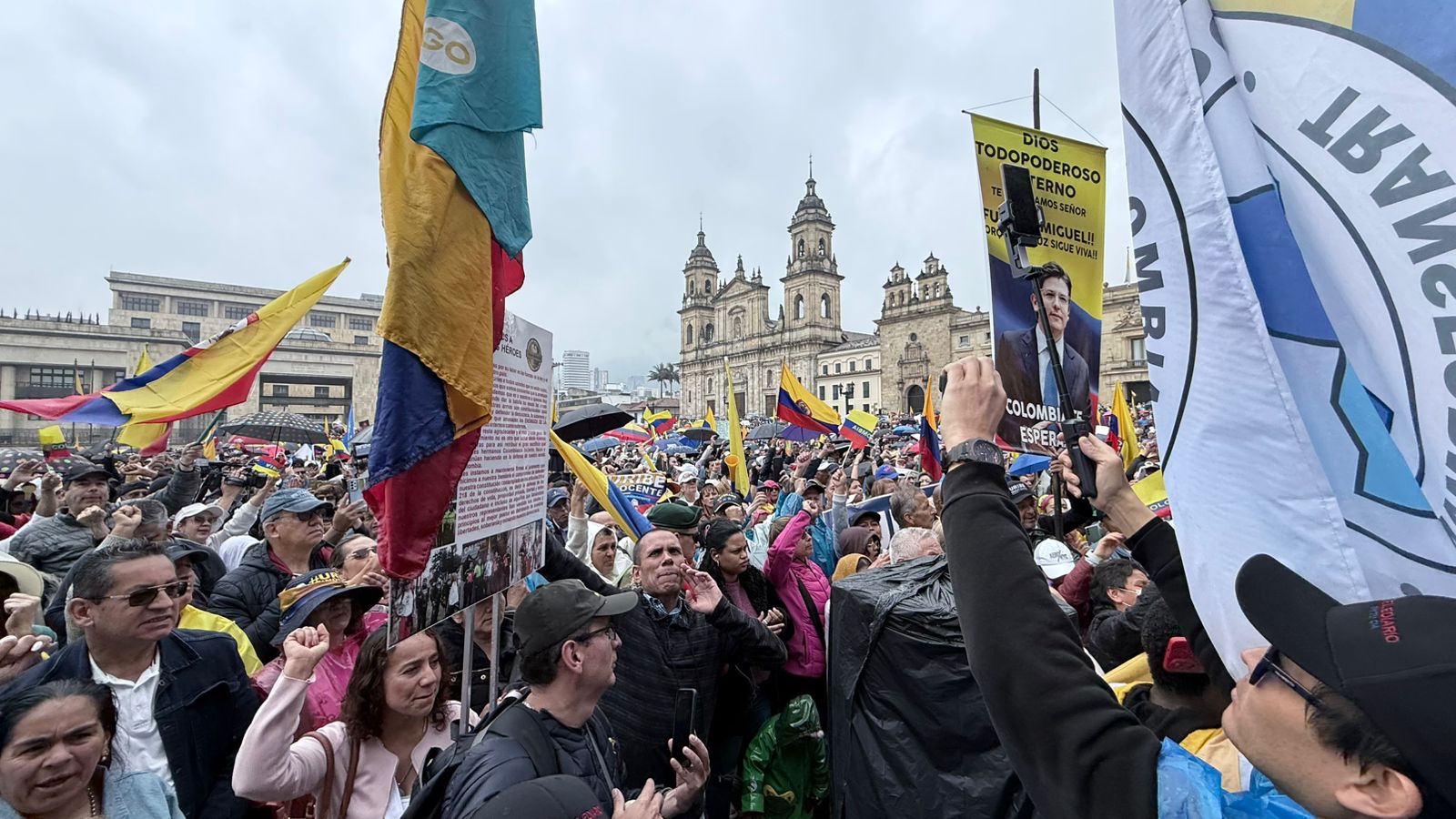 Manifestantes en Bogotá Comienzan a Llegar a la Plaza de Bolívar