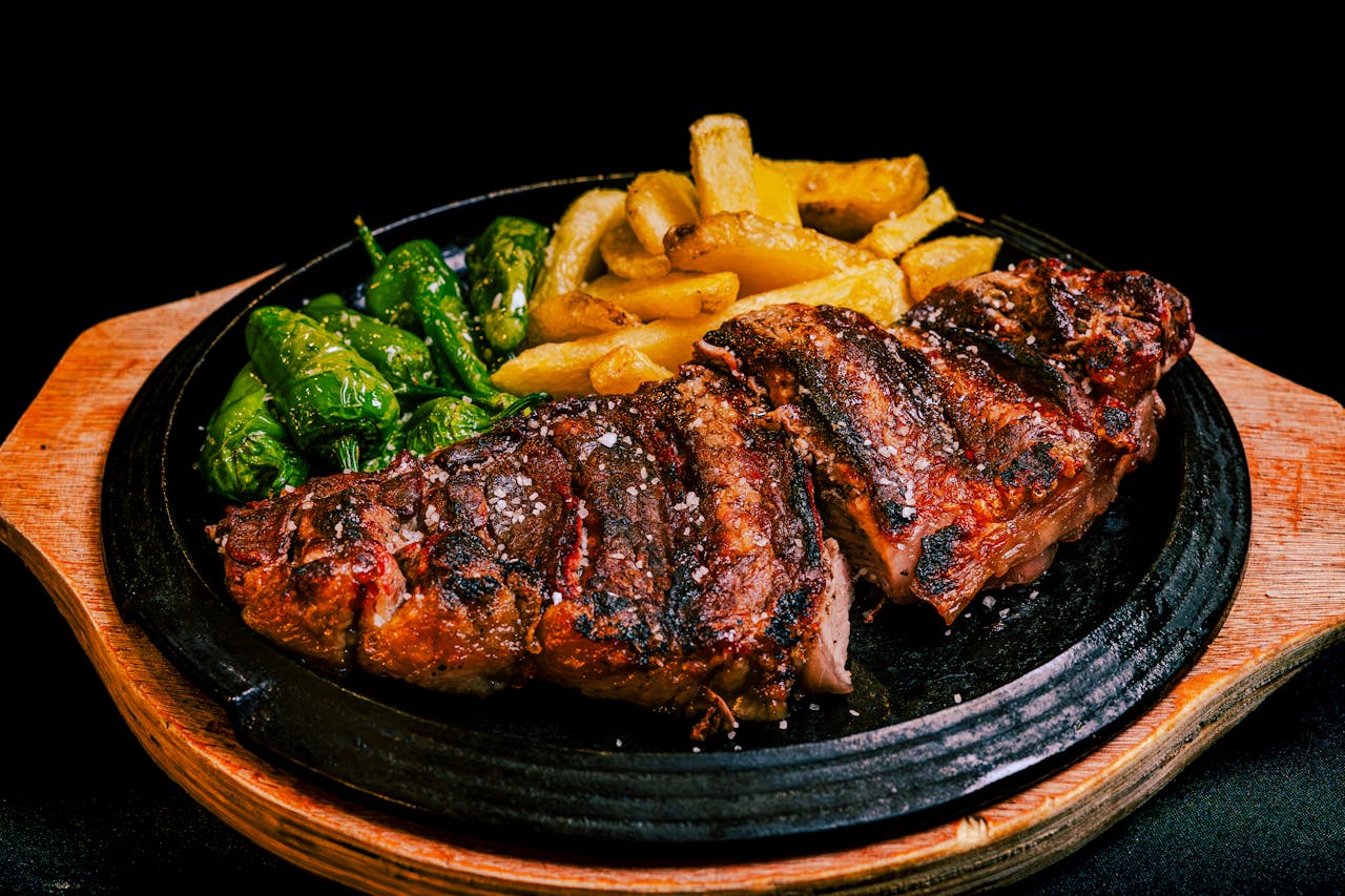 La Especialidad de bistec y langosta de fábrica es la Carne.