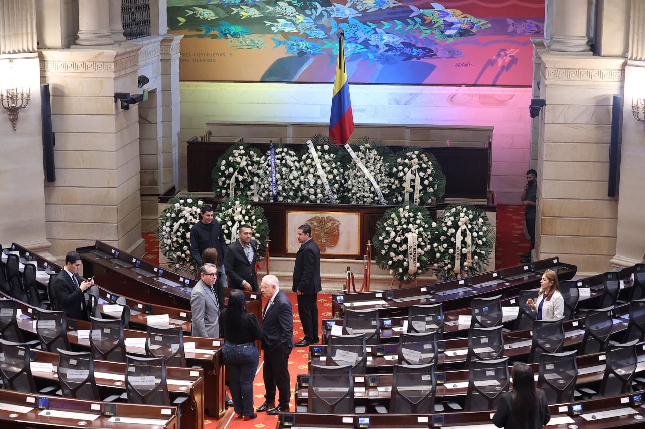 Arreglos Florales en Cámara Ardiente de Miguel Uribe Turbay