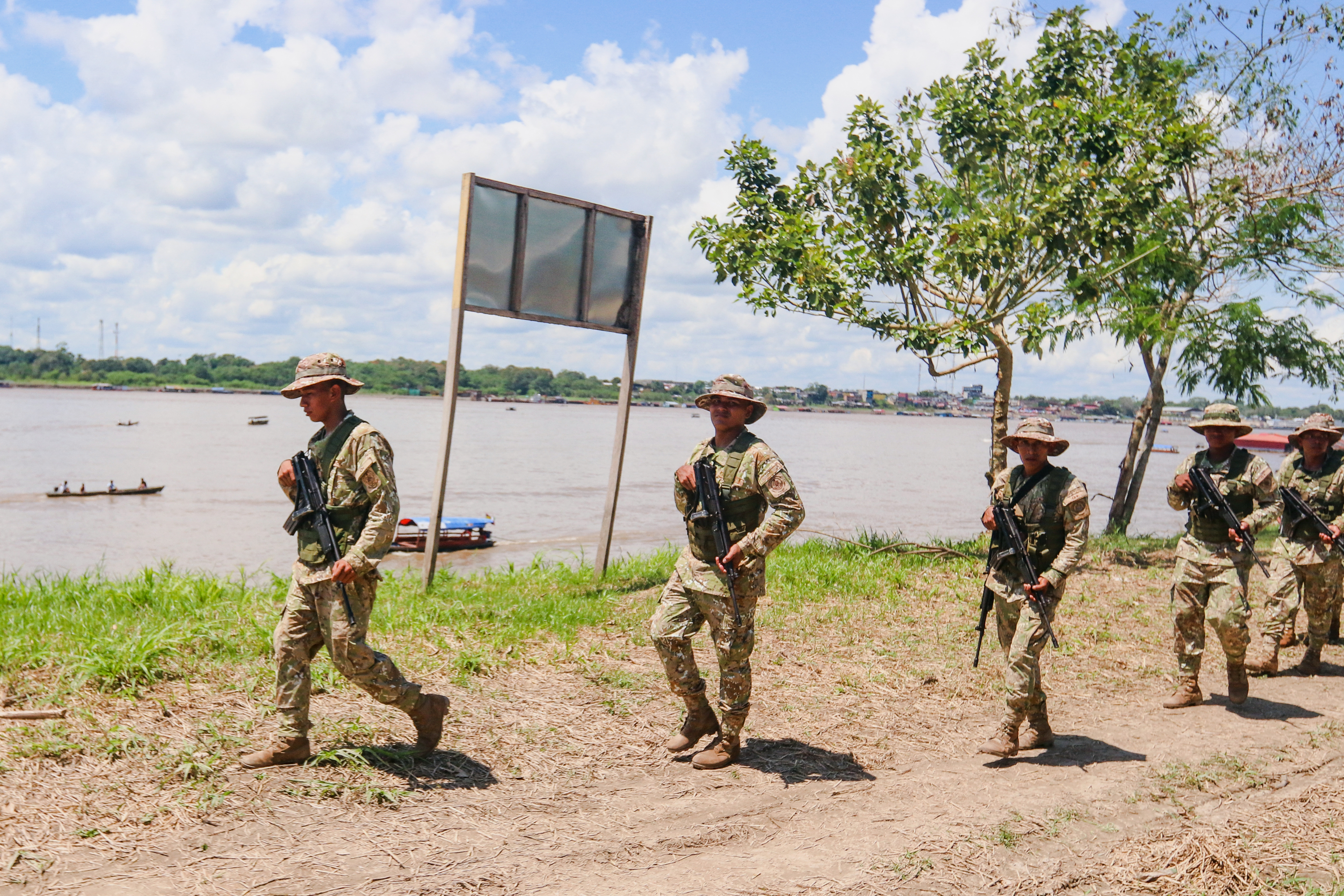 Soldados peruanos en frontera con Colombia, cerca al río Amazonas