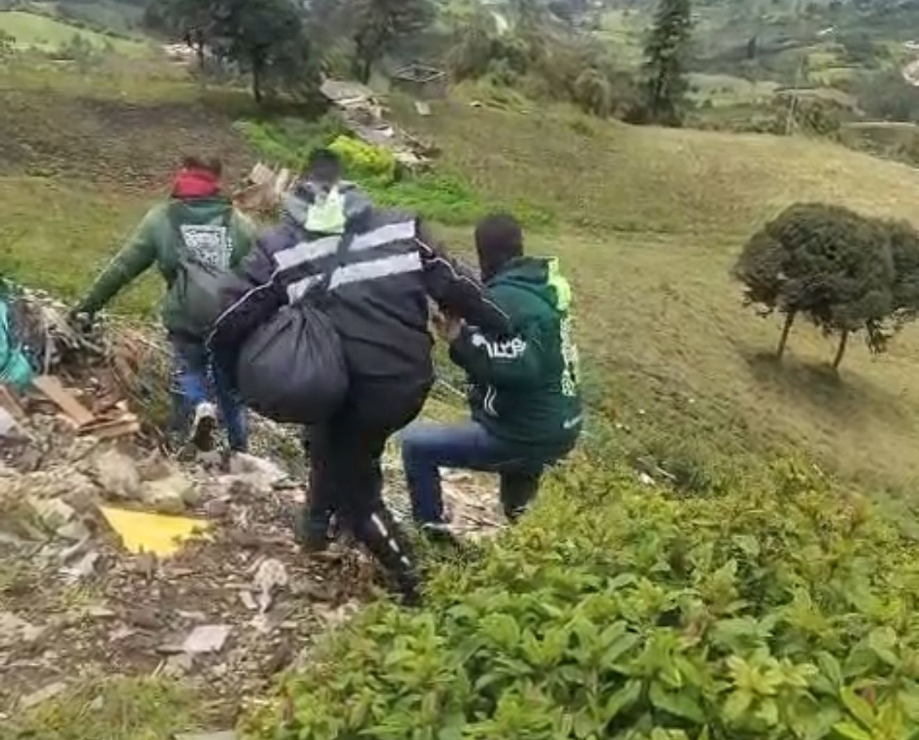 Spark Azul Oscuro Hallado Abandonado y Desvalijado Frente Al Estadero Boquerón, en la Antigua Vía a Villavicencio.
