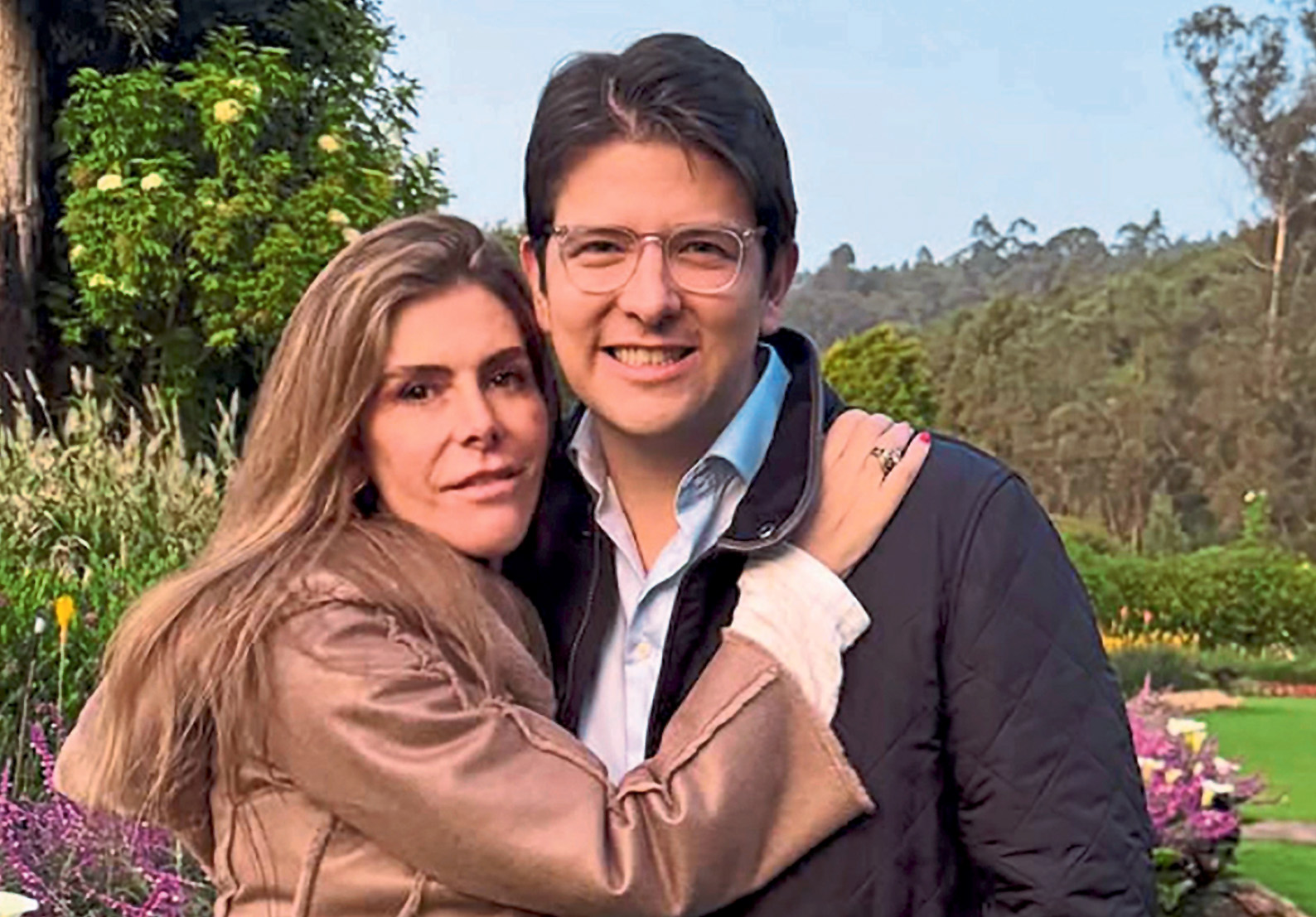 María Carolina Hoyos Turbay junto a su hermano, el fallecido senador Miguel Uribe Turbay.