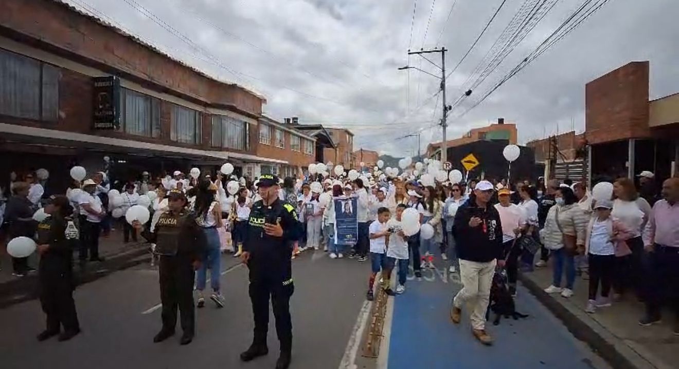 Habitantes de Cajicá Marcharon con camisetas y globos blancos en honor una valeria.
