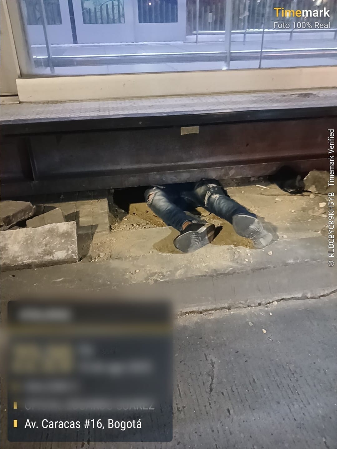 Policía Halló A un hombre Atrapado en un hueco mimientras robaba cable en la avenida caracas.