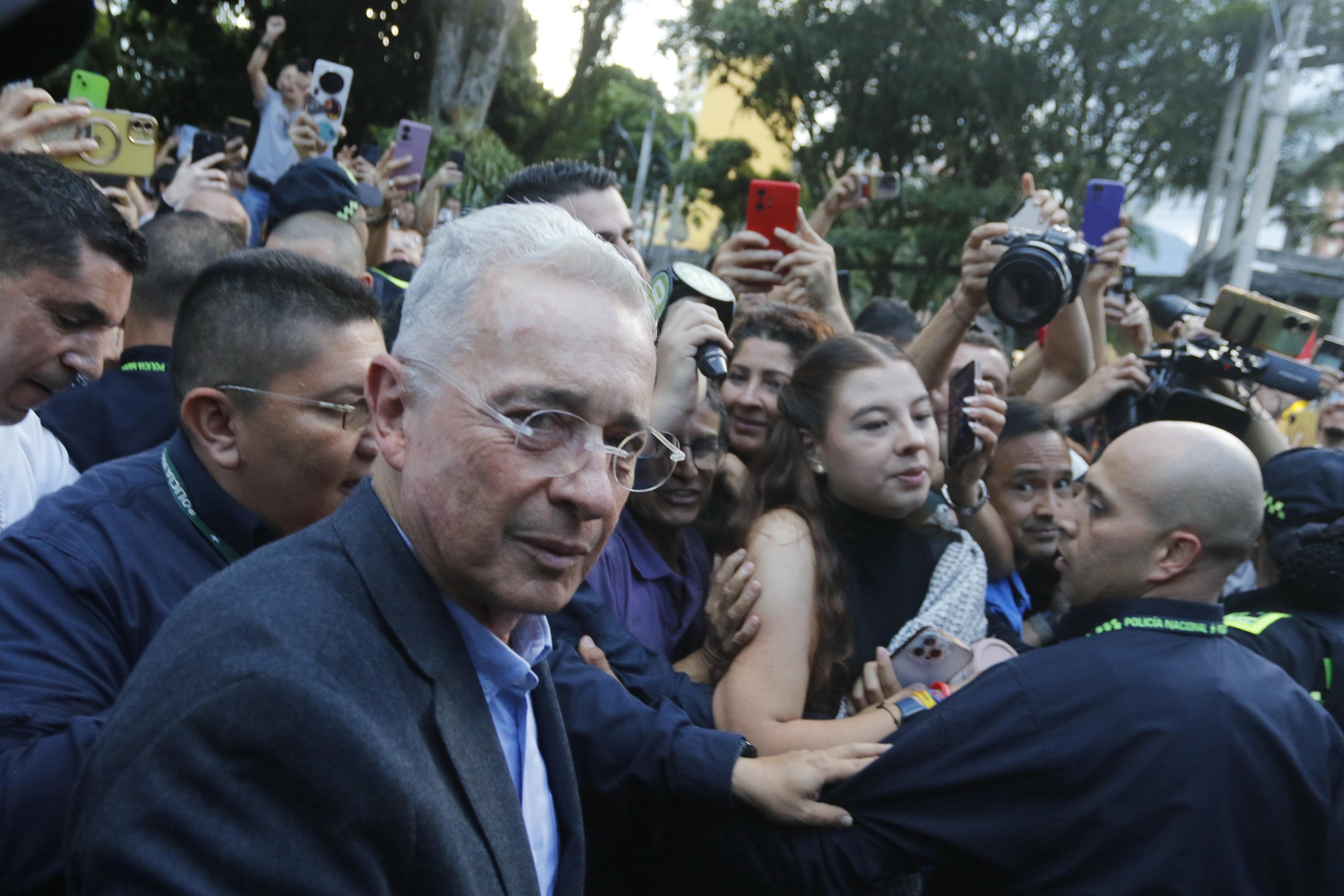El expresidente Álvaro Uribe Vélez, al momento de su llegada al punto de encuentro para su discurso.